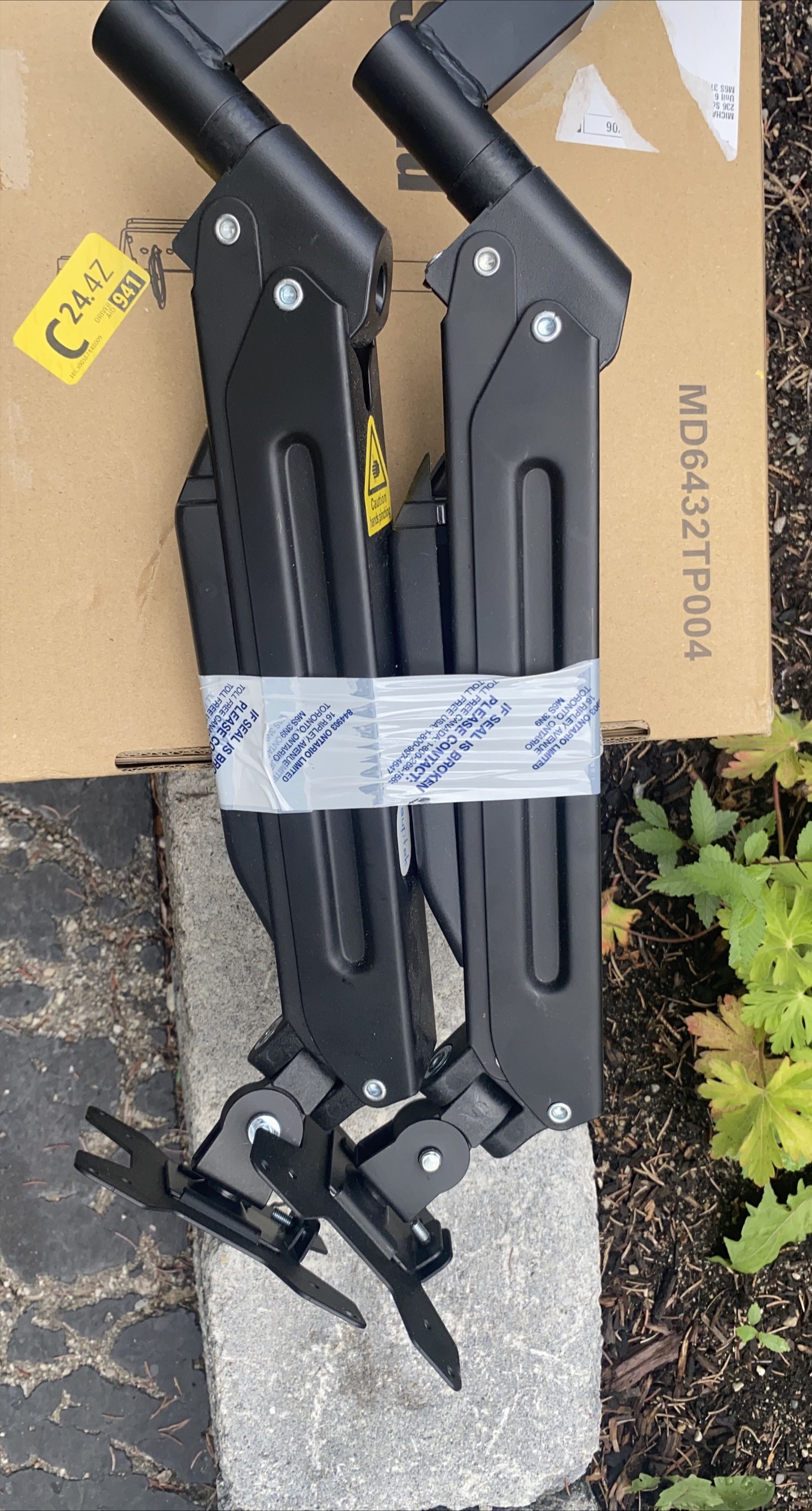 Mount-It! Dual Monitor Desk Mount MD6432TP004 - Black thumbnail