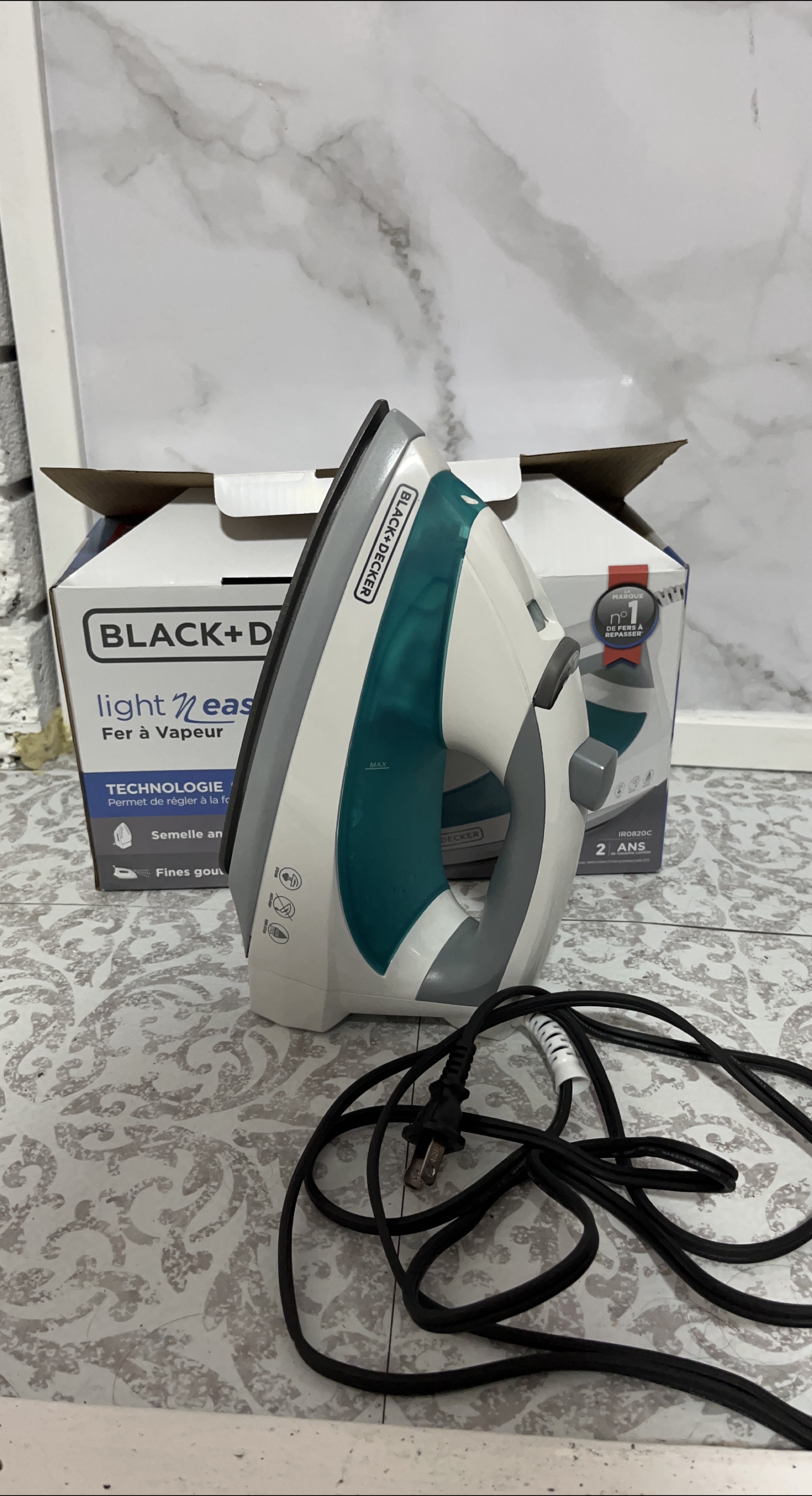 Black+Decker Light 'N Easy Iron thumbnail