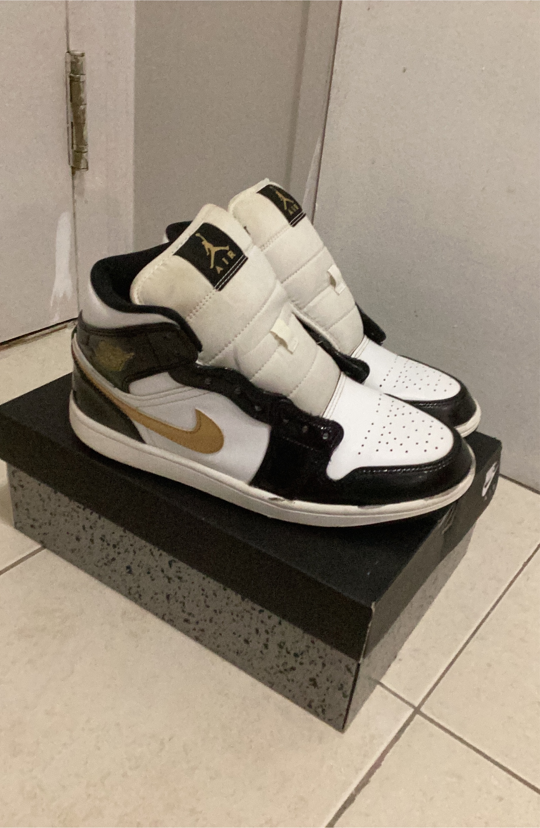 Air Jordan 1 Mid White/Black/Gold