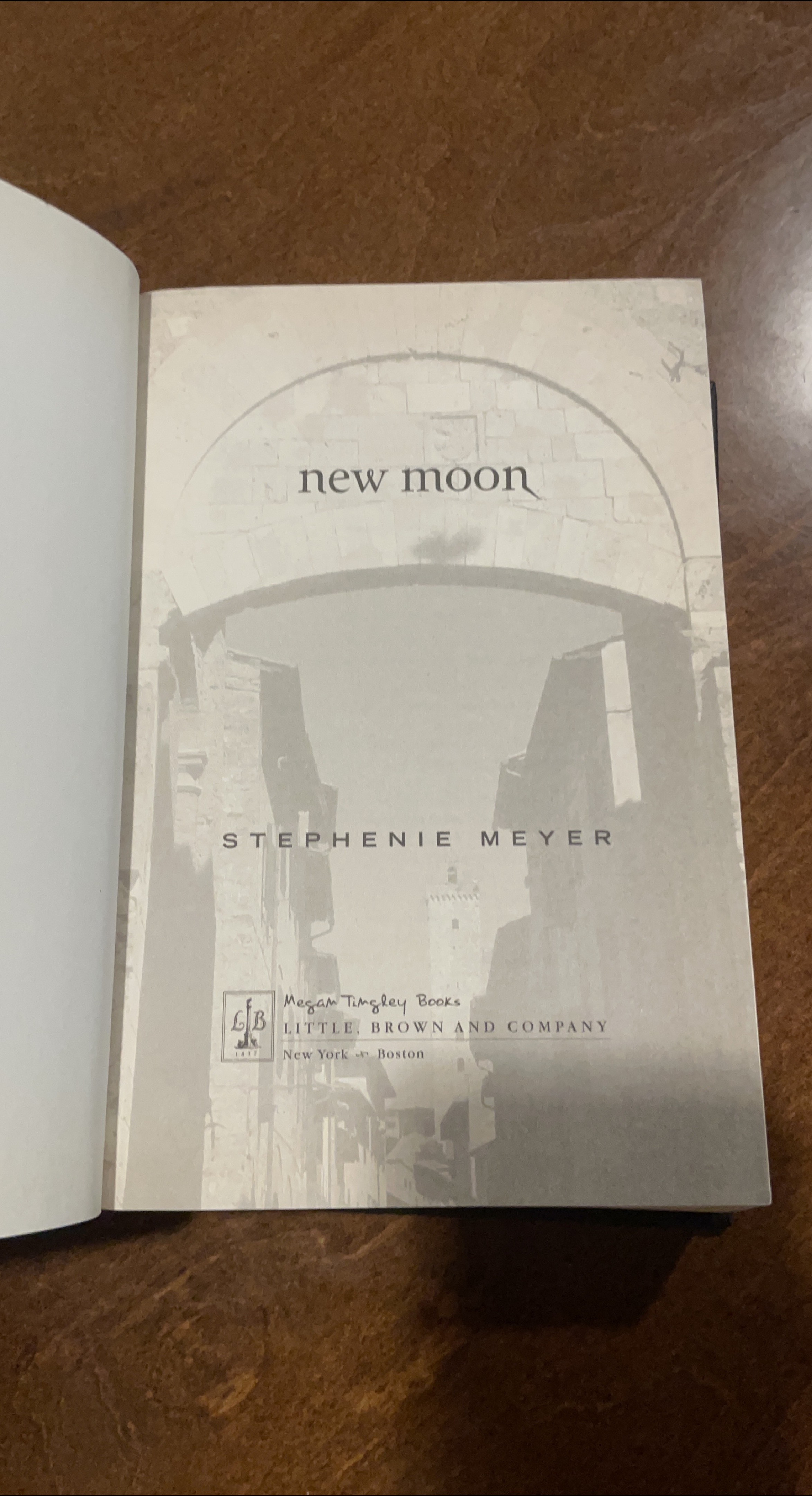 New Moon by Stephenie Meyer thumbnail