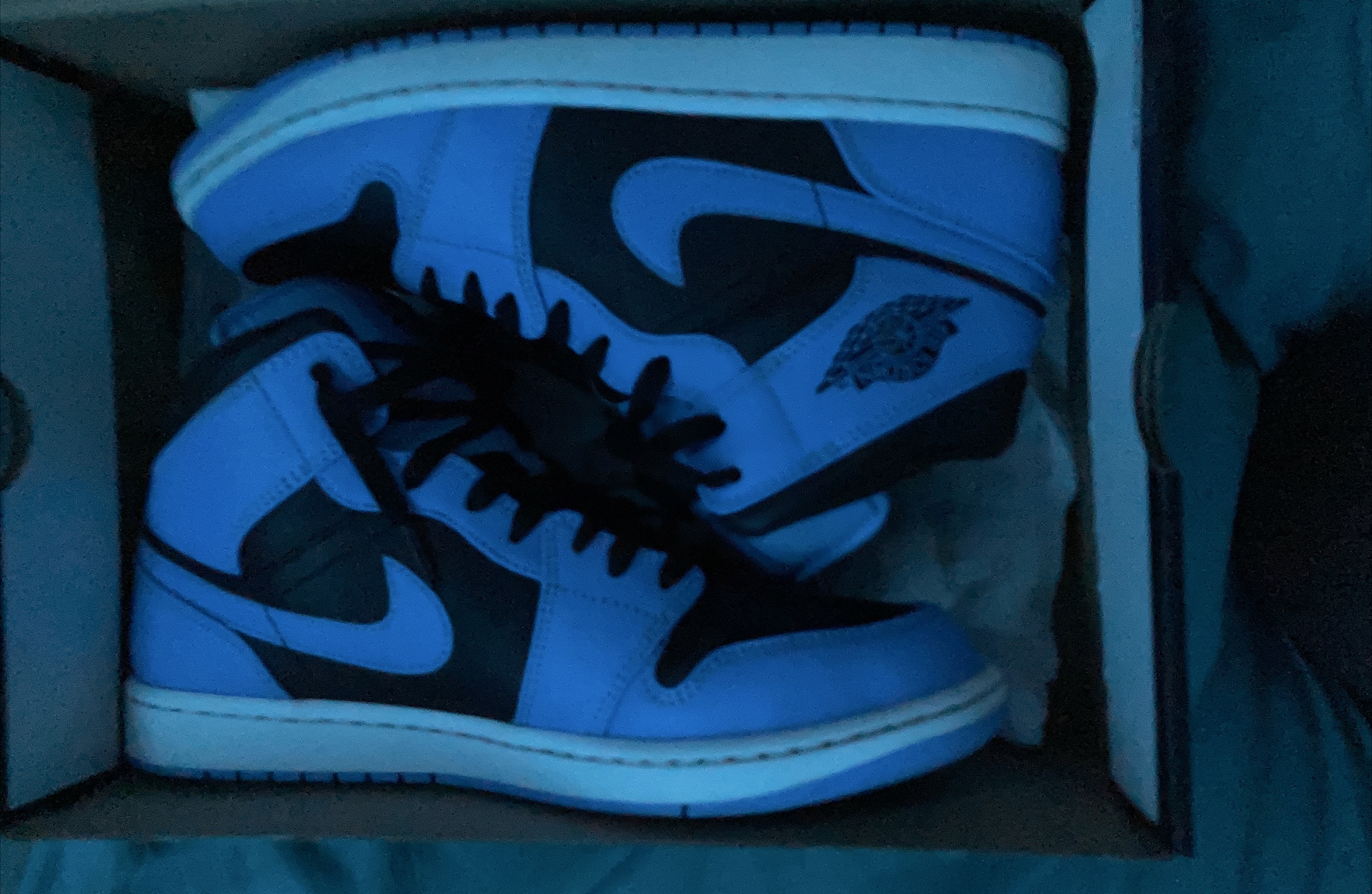 Air Jordan 1  mids UNC thumbnail