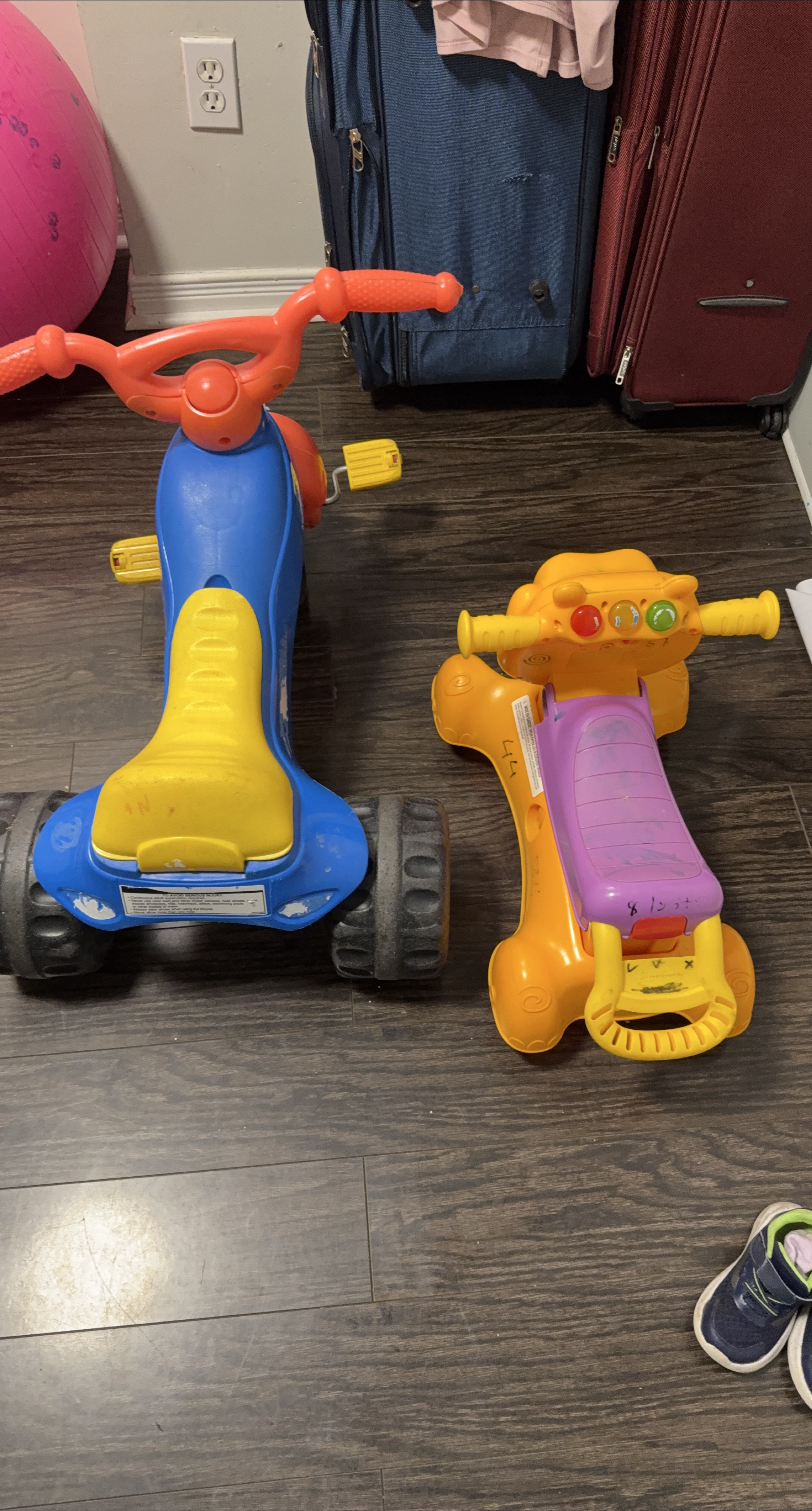 Kids Tricycle Ride-on Toys thumbnail