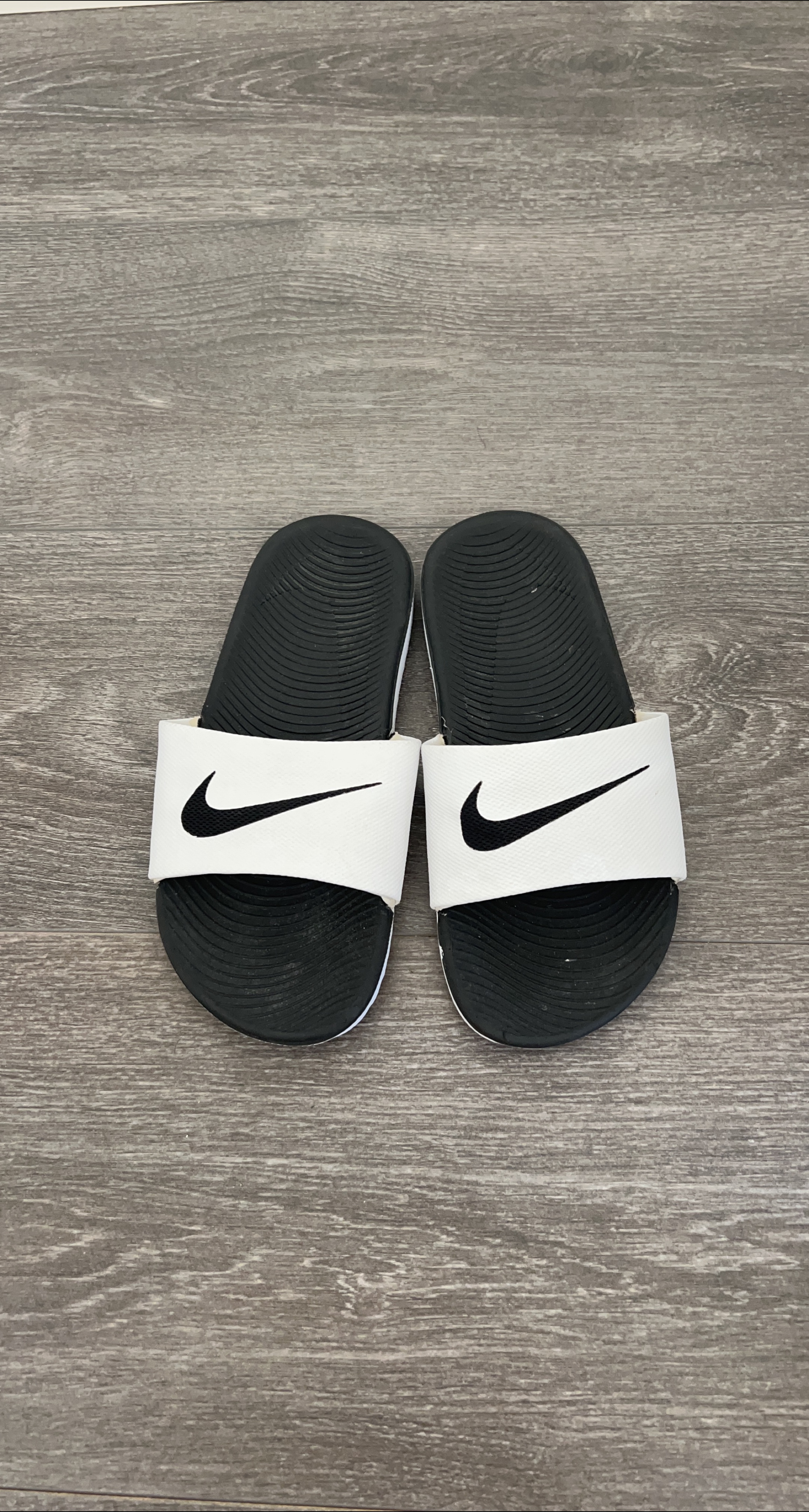 Nike Slides - Black & White Size 1.5 kids thumbnail