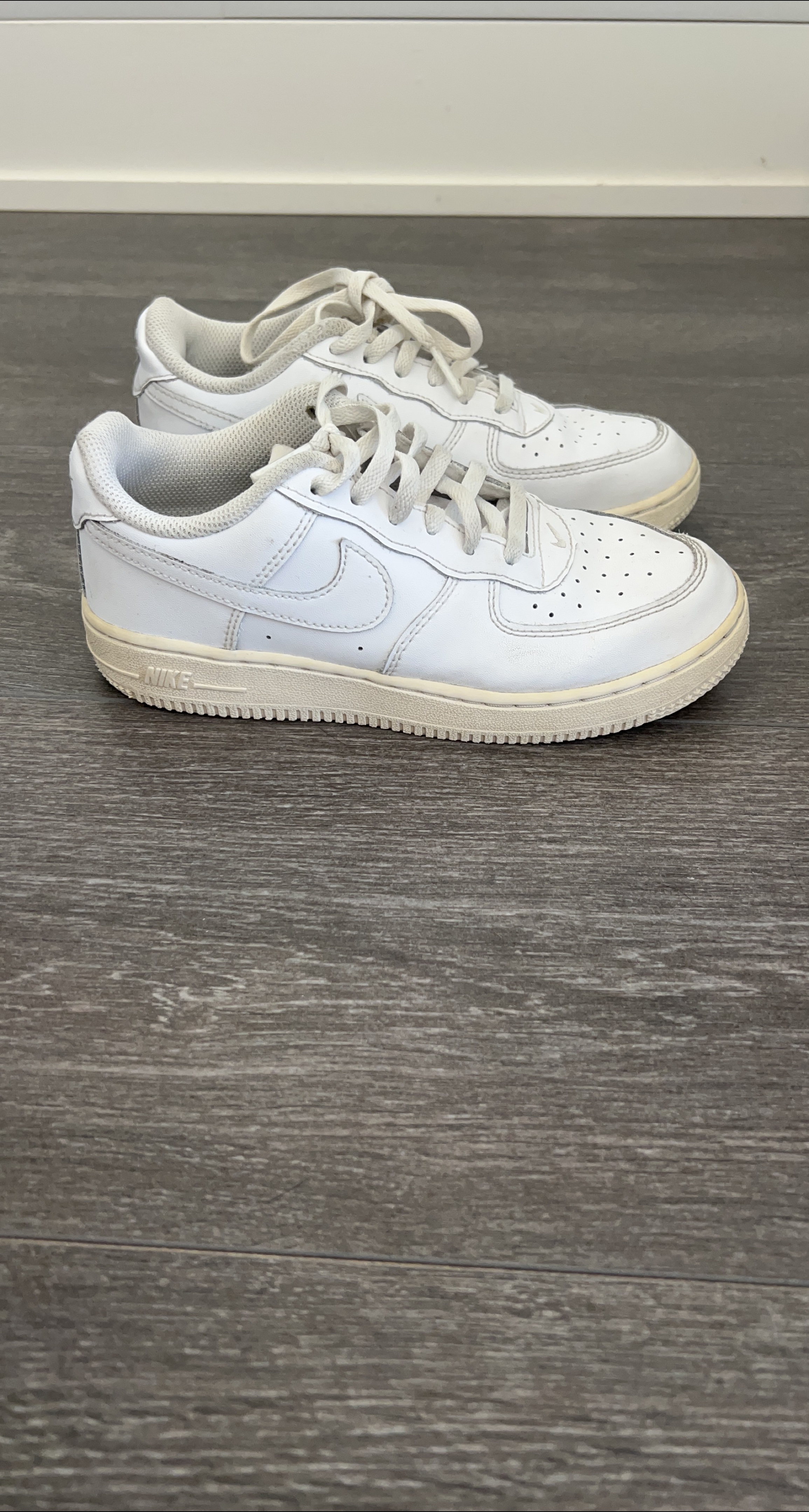 Nike Air Force 1 White Sneakers size 2Y thumbnail