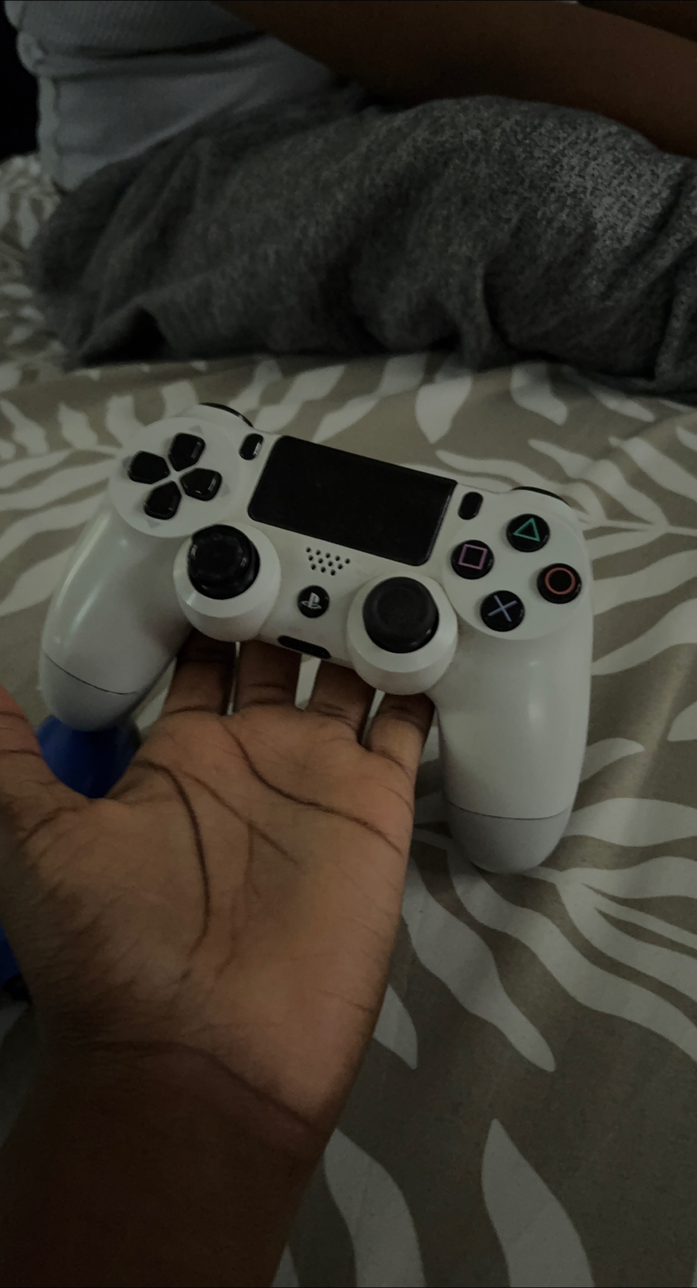 PlayStation 4 DualShock 4 White Controller thumbnail