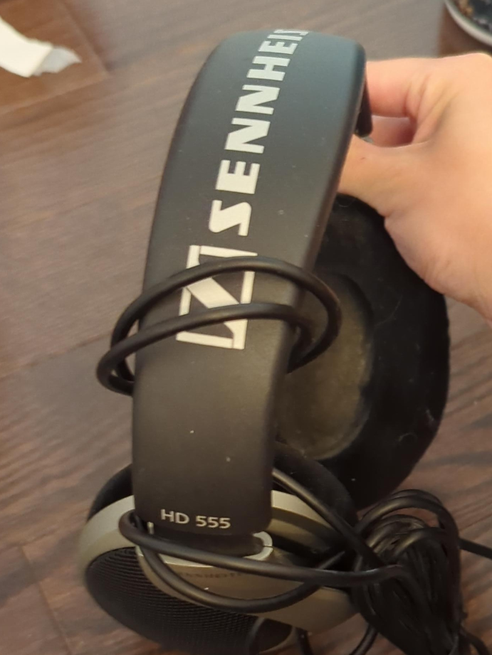 Sennheiser HD 555 Headphones thumbnail