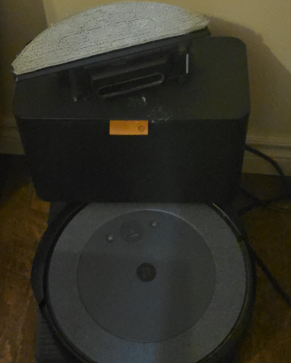 iRobot Roomba i3 Robot Vacuum + Mop head