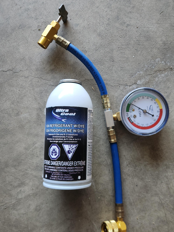 R12A Refrigerant w/Dye + Gauge