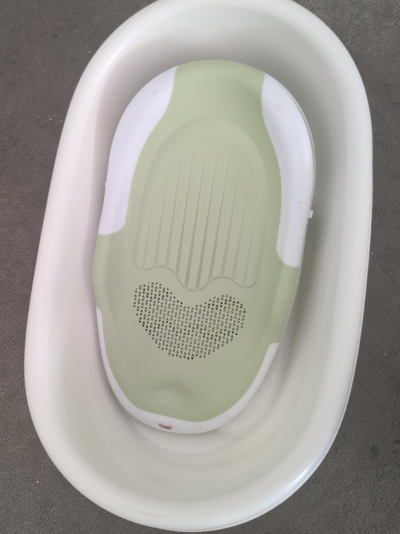 Fisher-Price Baby Bathtub and bath seat