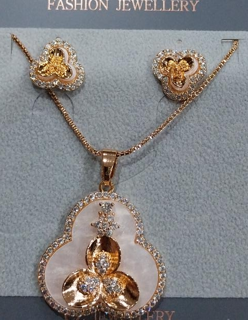 Fashion Jewellery Rose Gold Flower Necklace & Earrings Set