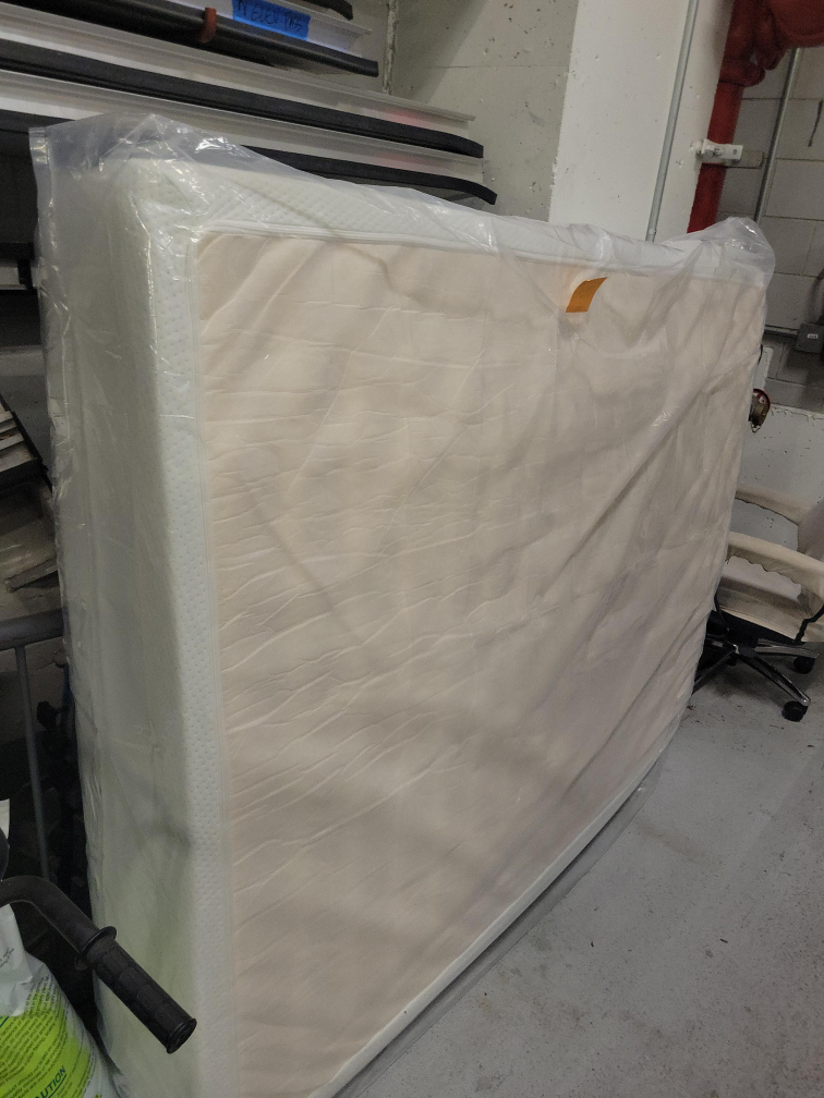 Zinus 80x60x12in Mattress