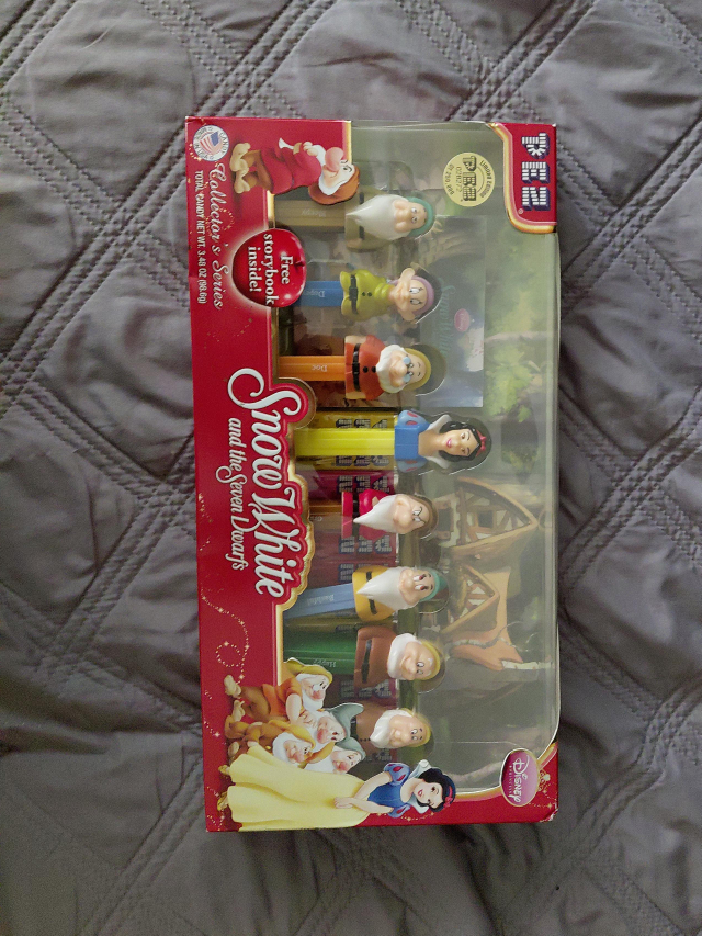 Snow White & Seven Dwarfs PEZ Collector Set thumbnail