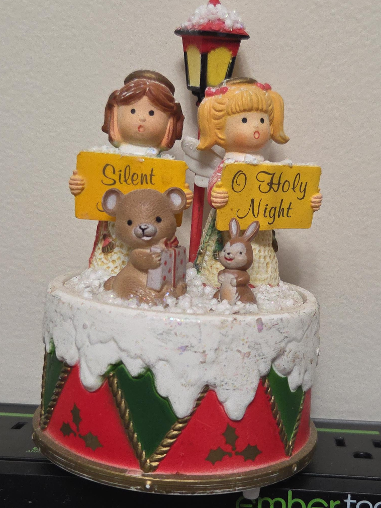 Christmas Carolers Musical Figurine thumbnail