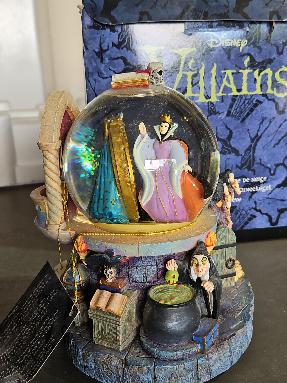 Disney Villains Snowglobe thumbnail