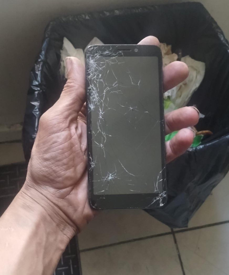 Cracked Screen Phone - photo 4