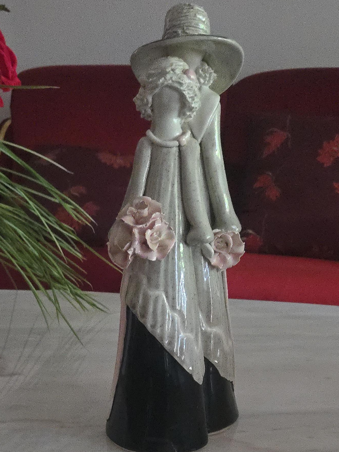 Ceramic Figurine Couple with Flowers thumbnail