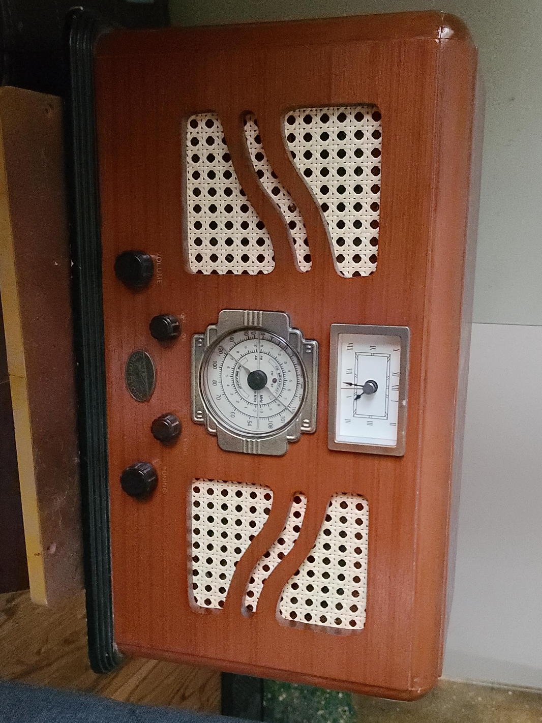 Vintage-Style Radio with Clock Spirit of st. Louis thumbnail