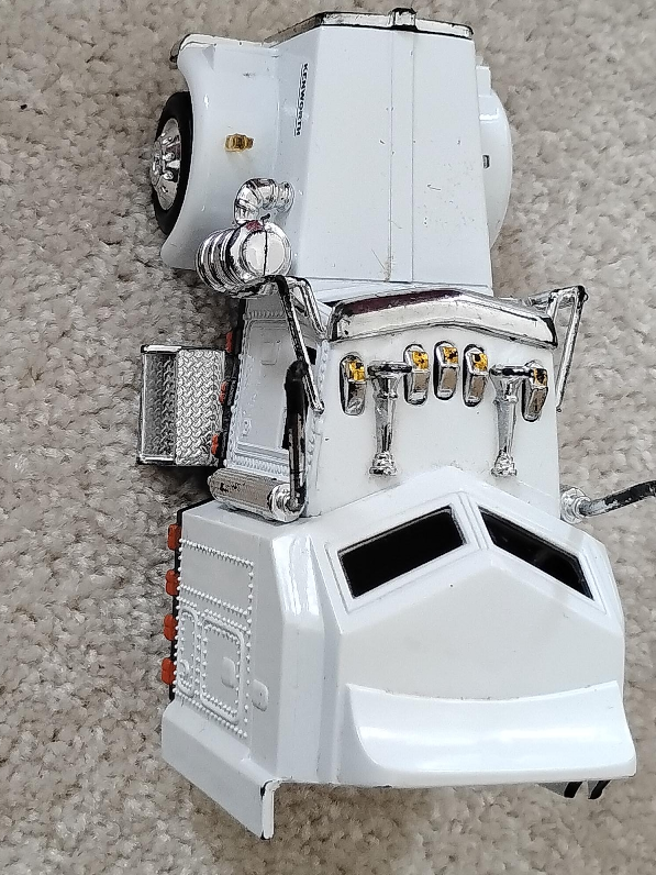 Kenworth White Diecast Truck image indicator(1)