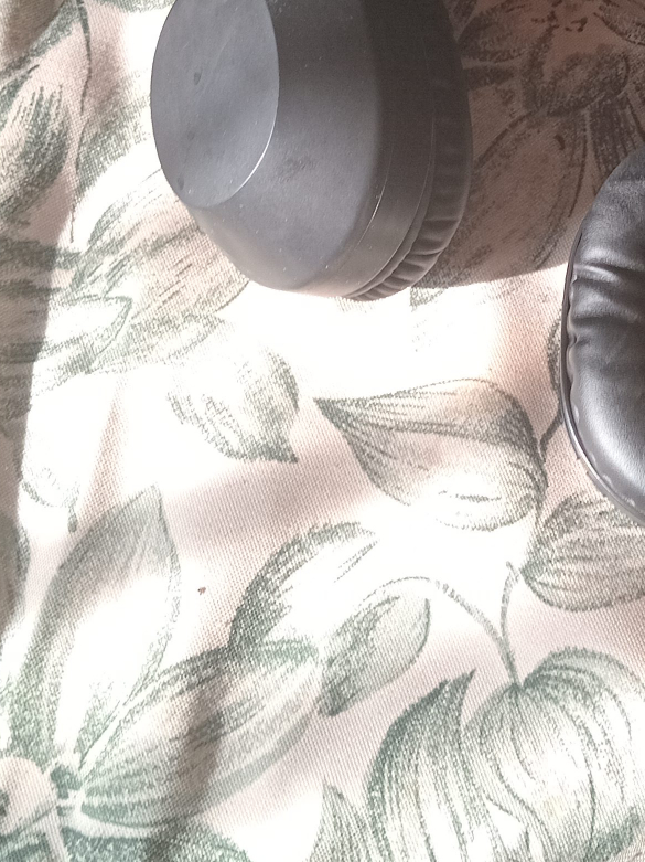 Headphones with magnets thumbnail
