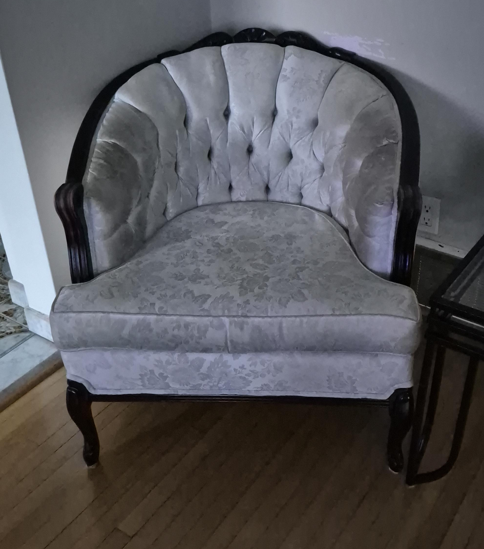 Elegant Armchair - Perfect for Any Room!