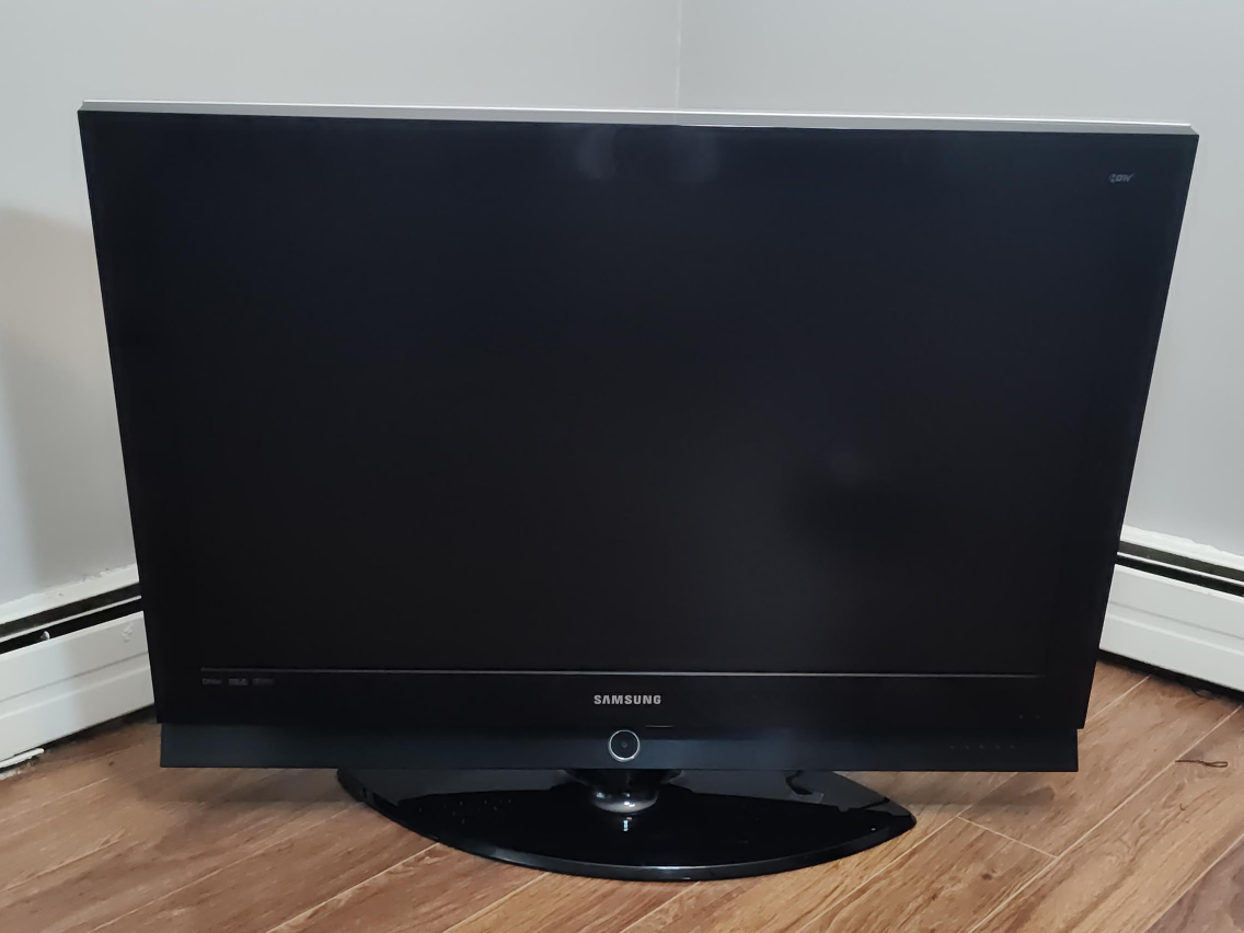 40" Samsung LCD HDTV - Moving out of my unit thumbnail