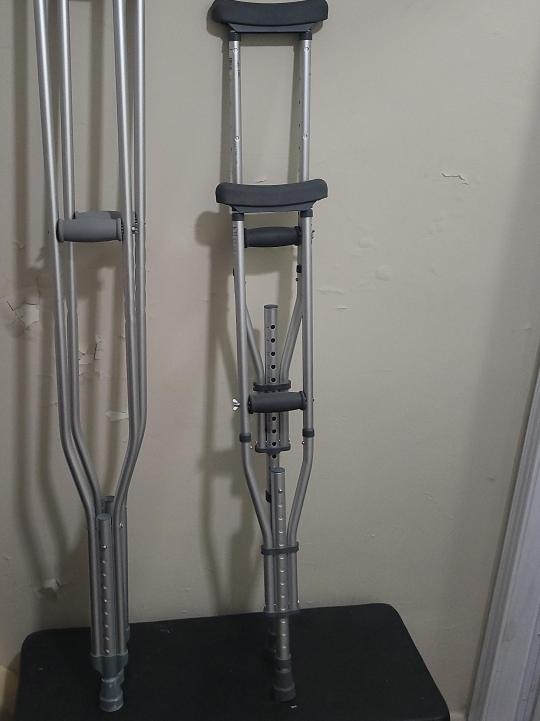 Adjustable Aluminum Crutches thumbnail