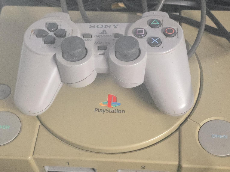 Sony PlayStation 1 with 1 controller image indicator(1)