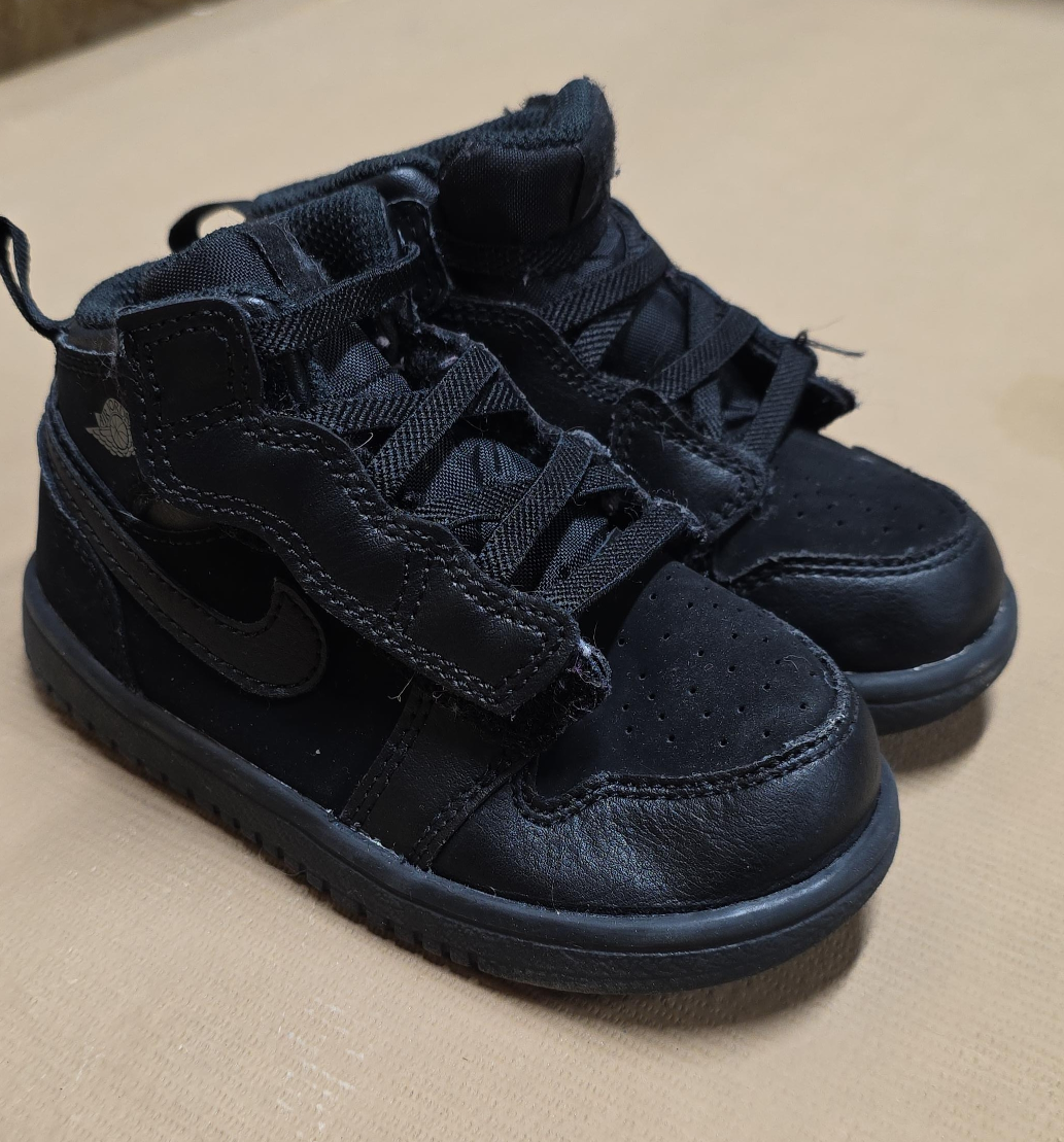 Jordan 1 Toddler Black Sneakers - Size US 8C thumbnail
