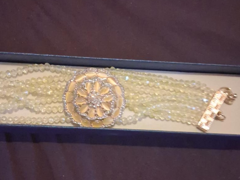 Beaded Bracelet with Flower Design thumbnail