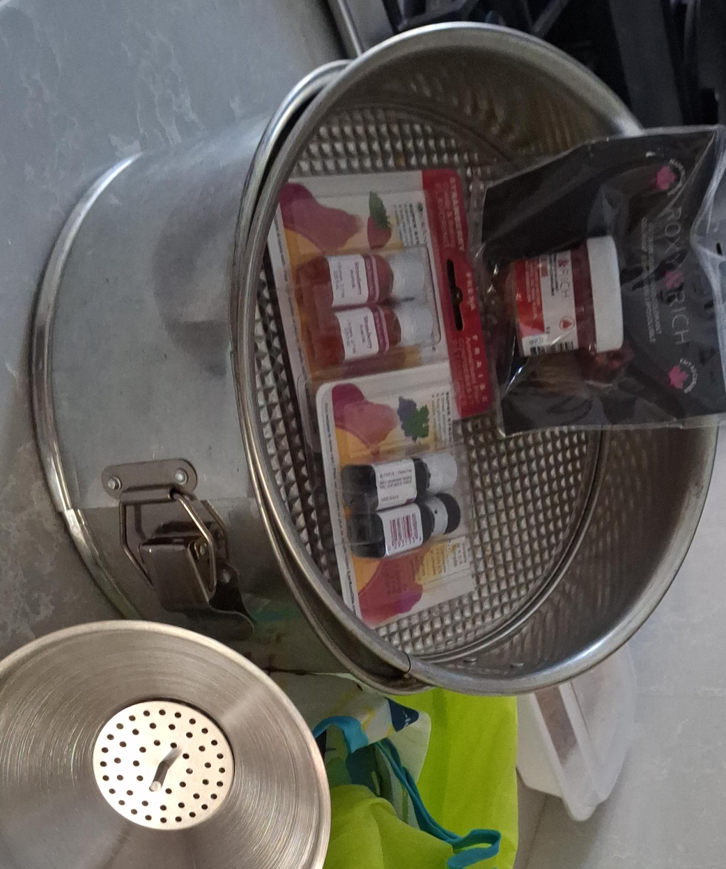 Cake Pan with Roxy & Rich Food Colouring thumbnail