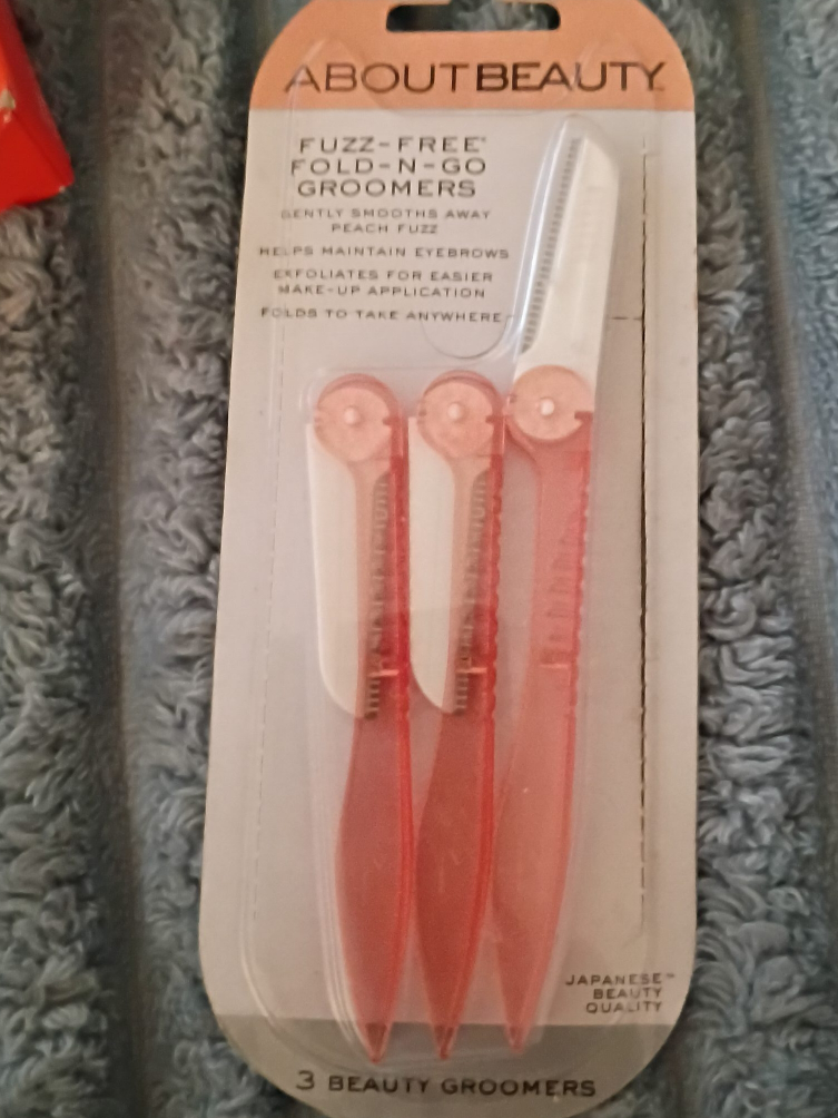 About Beauty Fuzz-Free Fold-N-Go Groomers