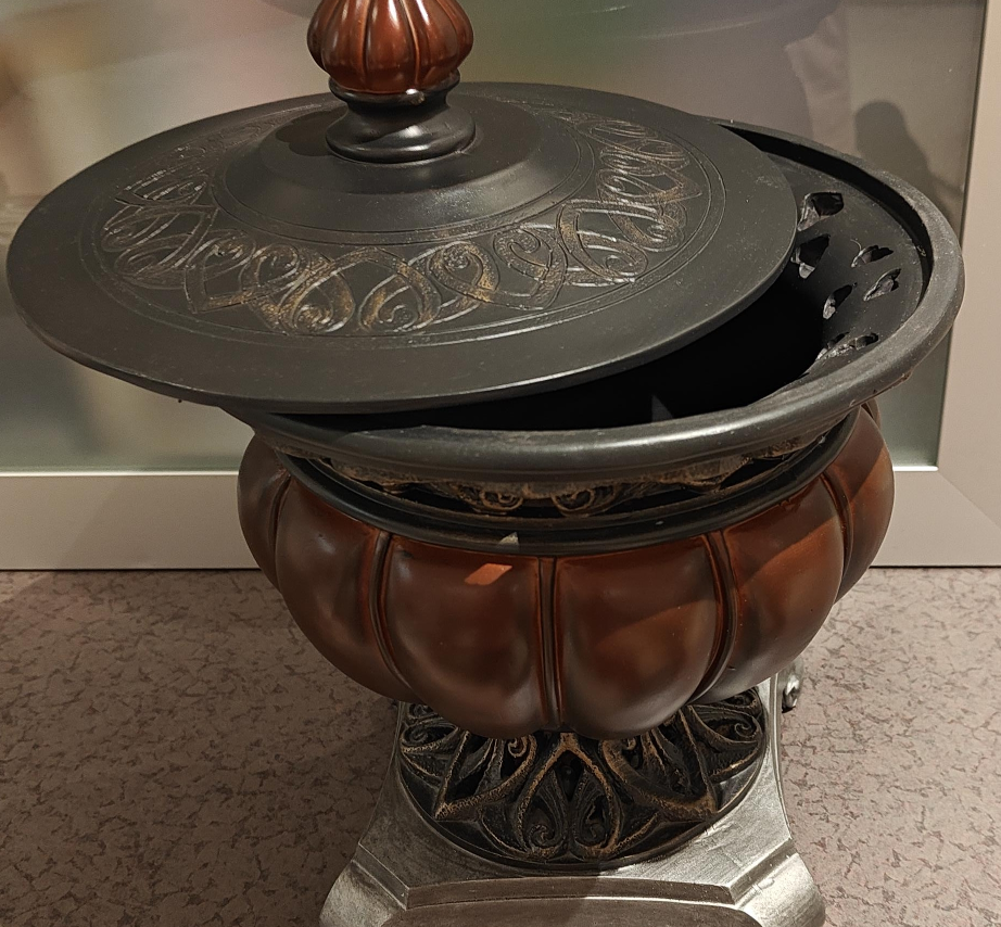 Decorative container with Lid image indicator(1)