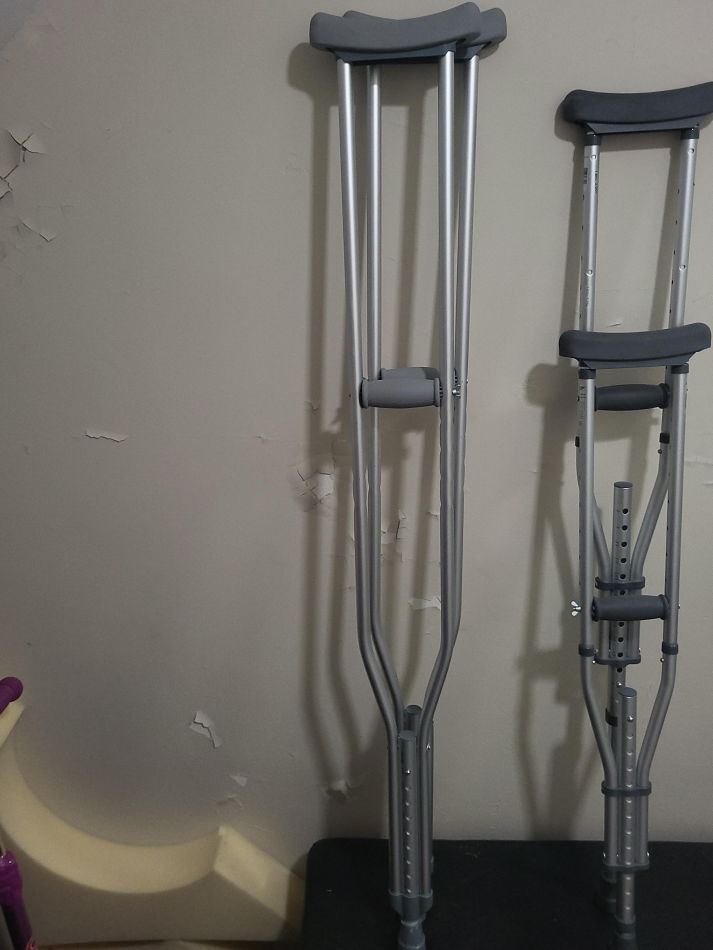 Adjustable Aluminum Crutches thumbnail