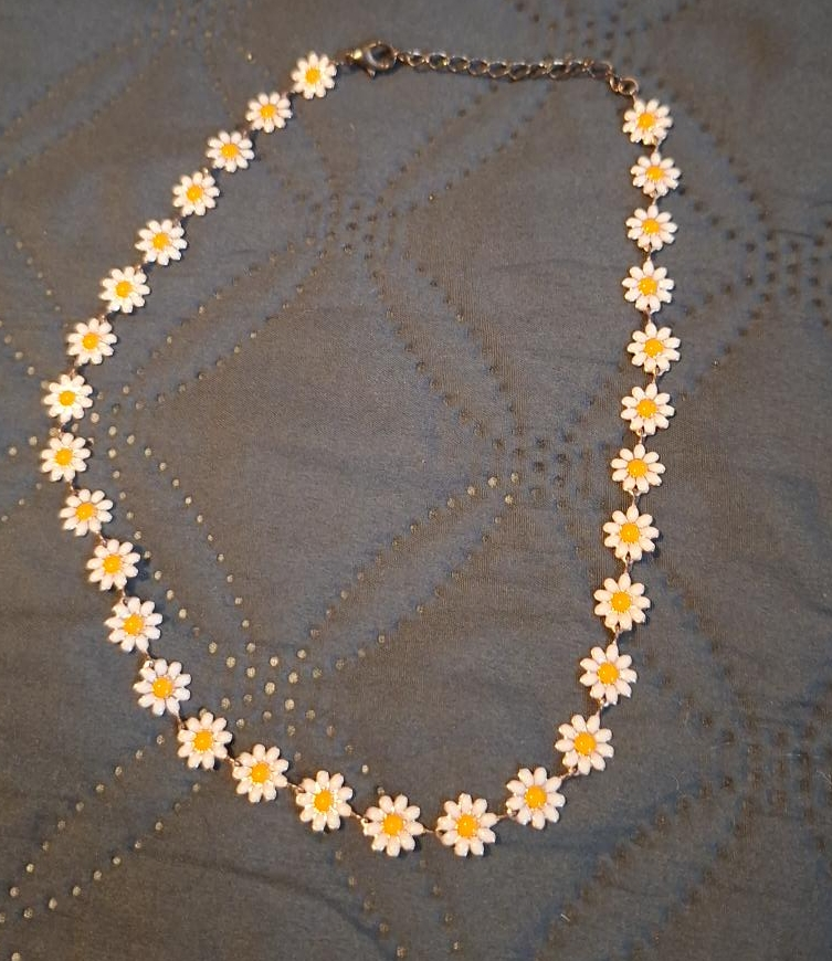 Daisy Flower Necklace thumbnail