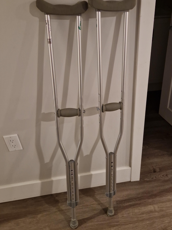 Adjustable Adult Crutches thumbnail