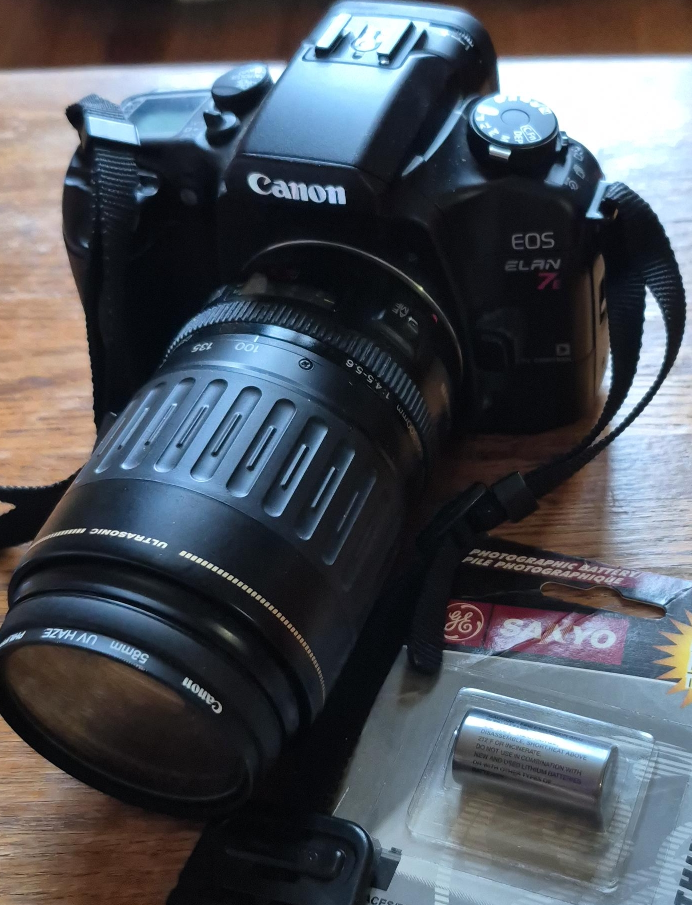 Canon EOS Elan 7e Camera with Lens thumbnail