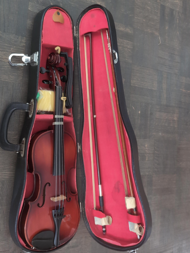 1/4 Violin with Case and Bows thumbnail