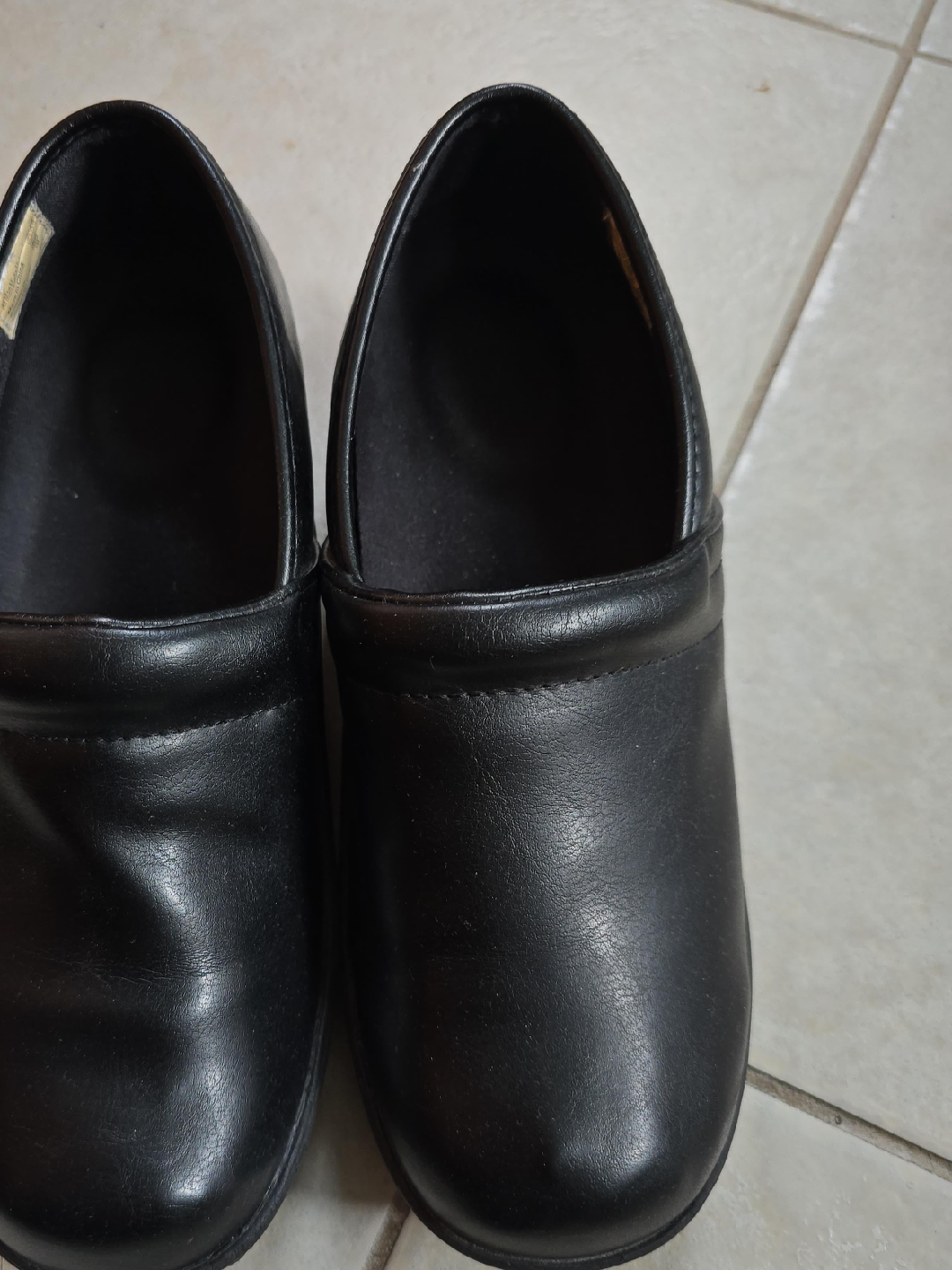 SafeTstep Black Clogs Size 6.5 but fits 7 thumbnail