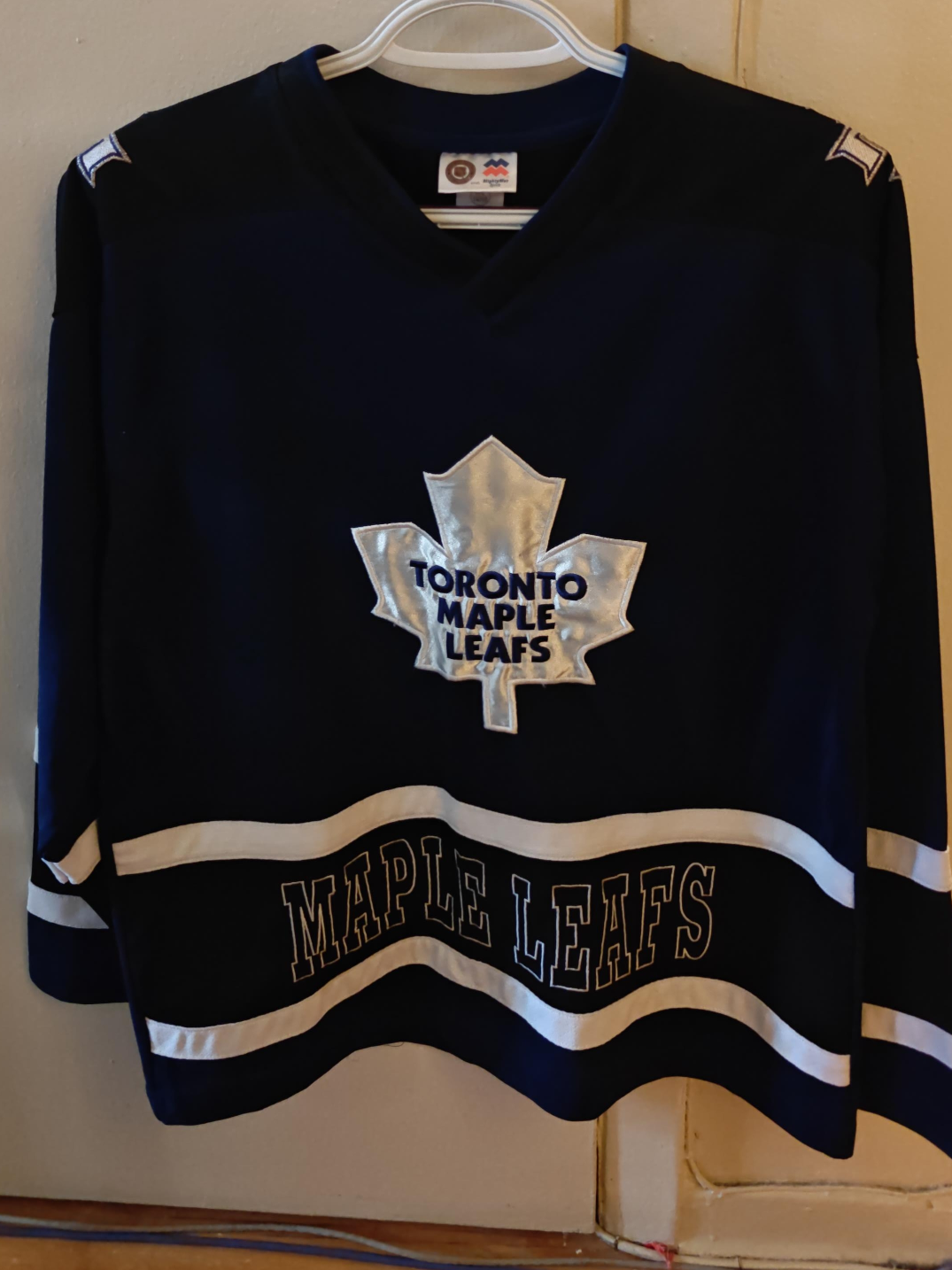 Toronto Maple Leafs Hockey Jersey (14/16) thumbnail