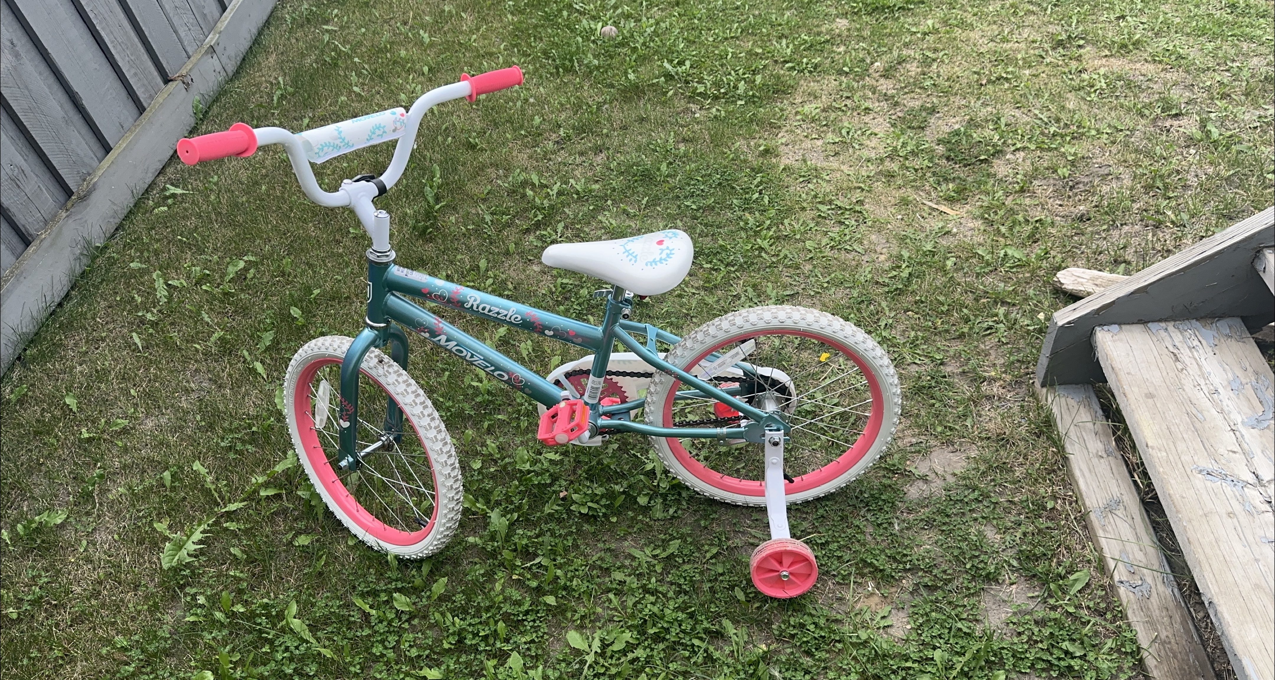 MoveLo Razzle Kids Bike - Training Wheels thumbnail