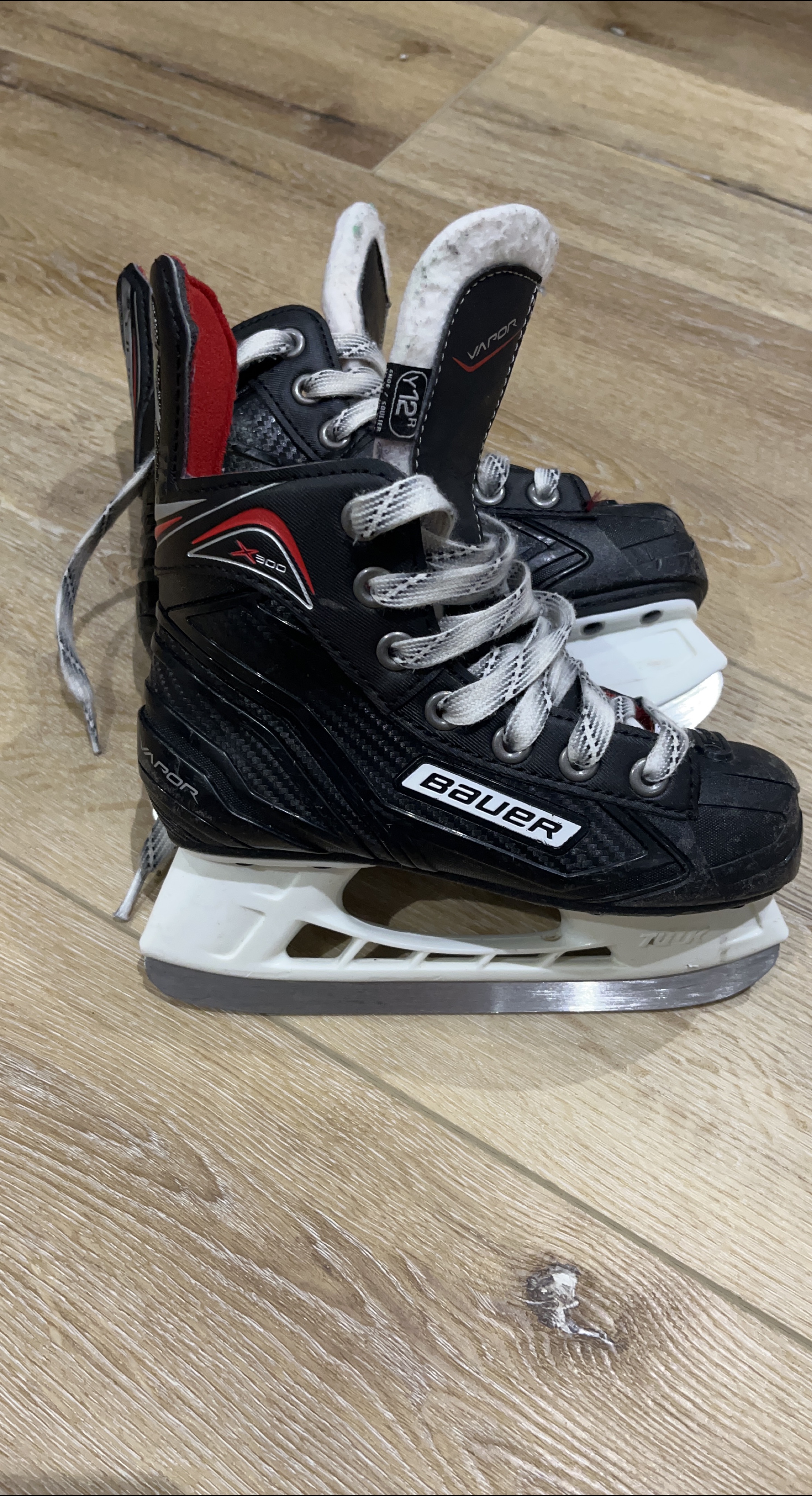 Bauer Vapor X500 Youth Size Y12R Hockey Skates thumbnail
