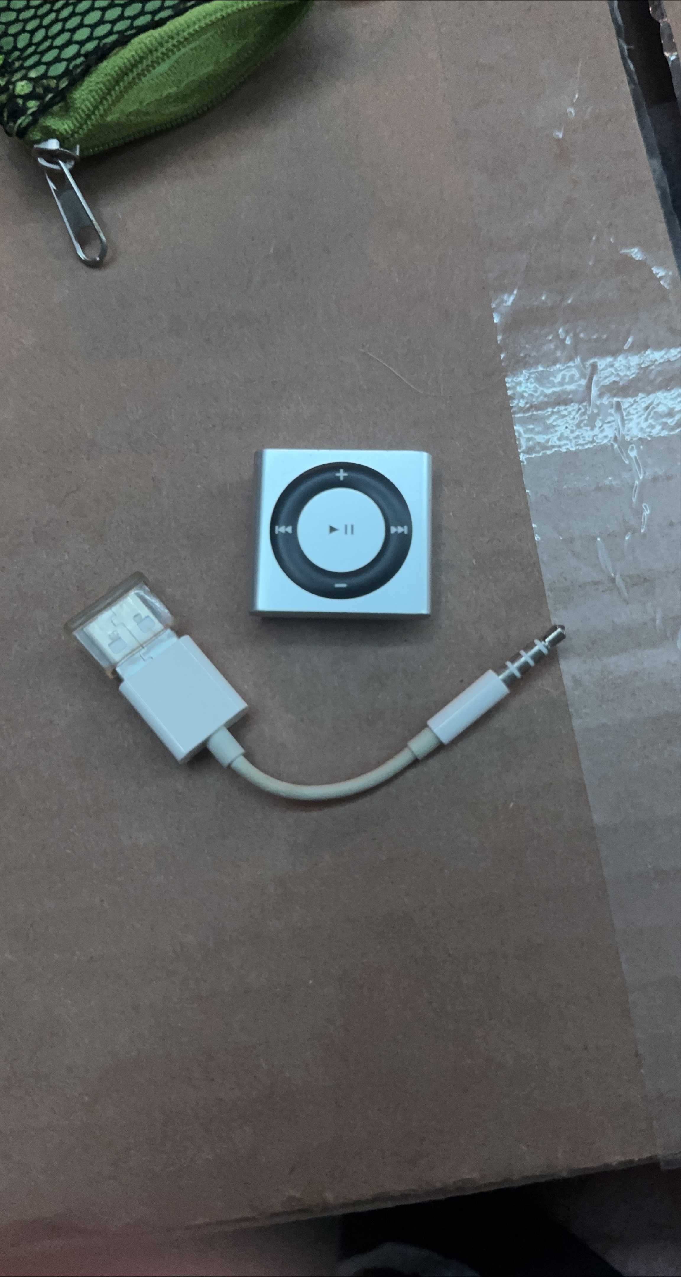 Apple iPod Shuffle 4th Gen Silver thumbnail