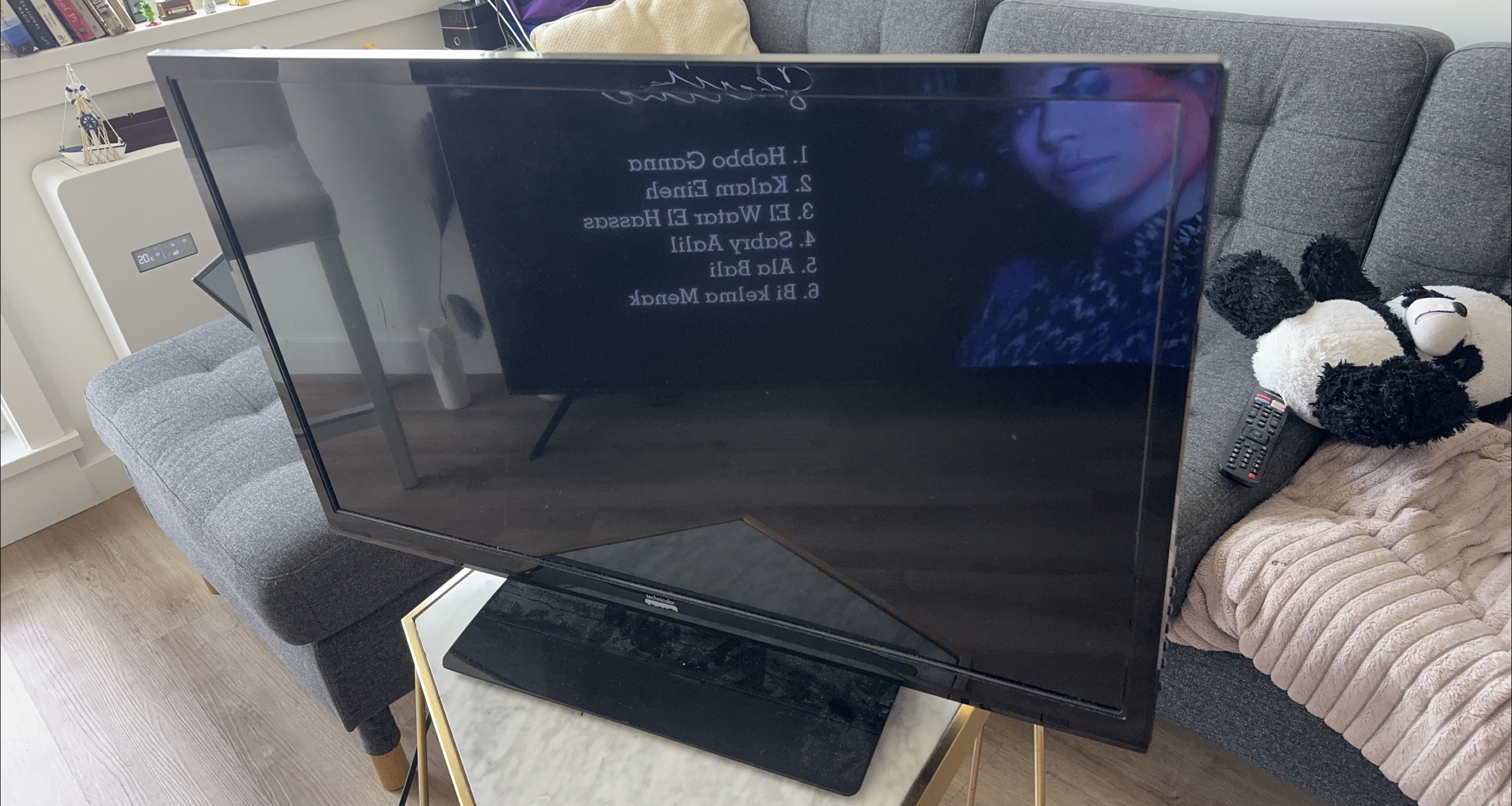 Technicolor TV 32 inches🥕