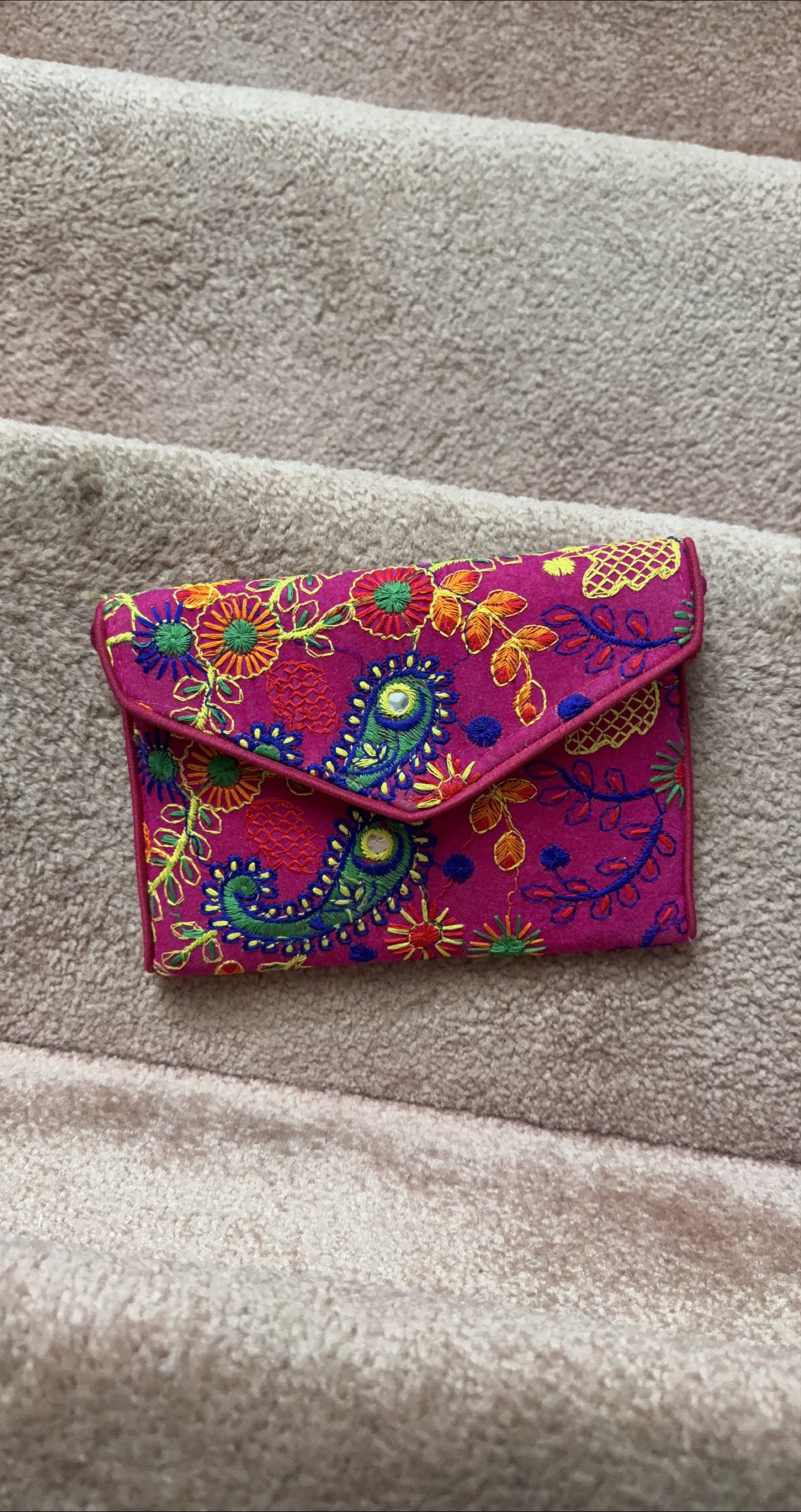 Embroidered Floral Clutch Purse 🥕