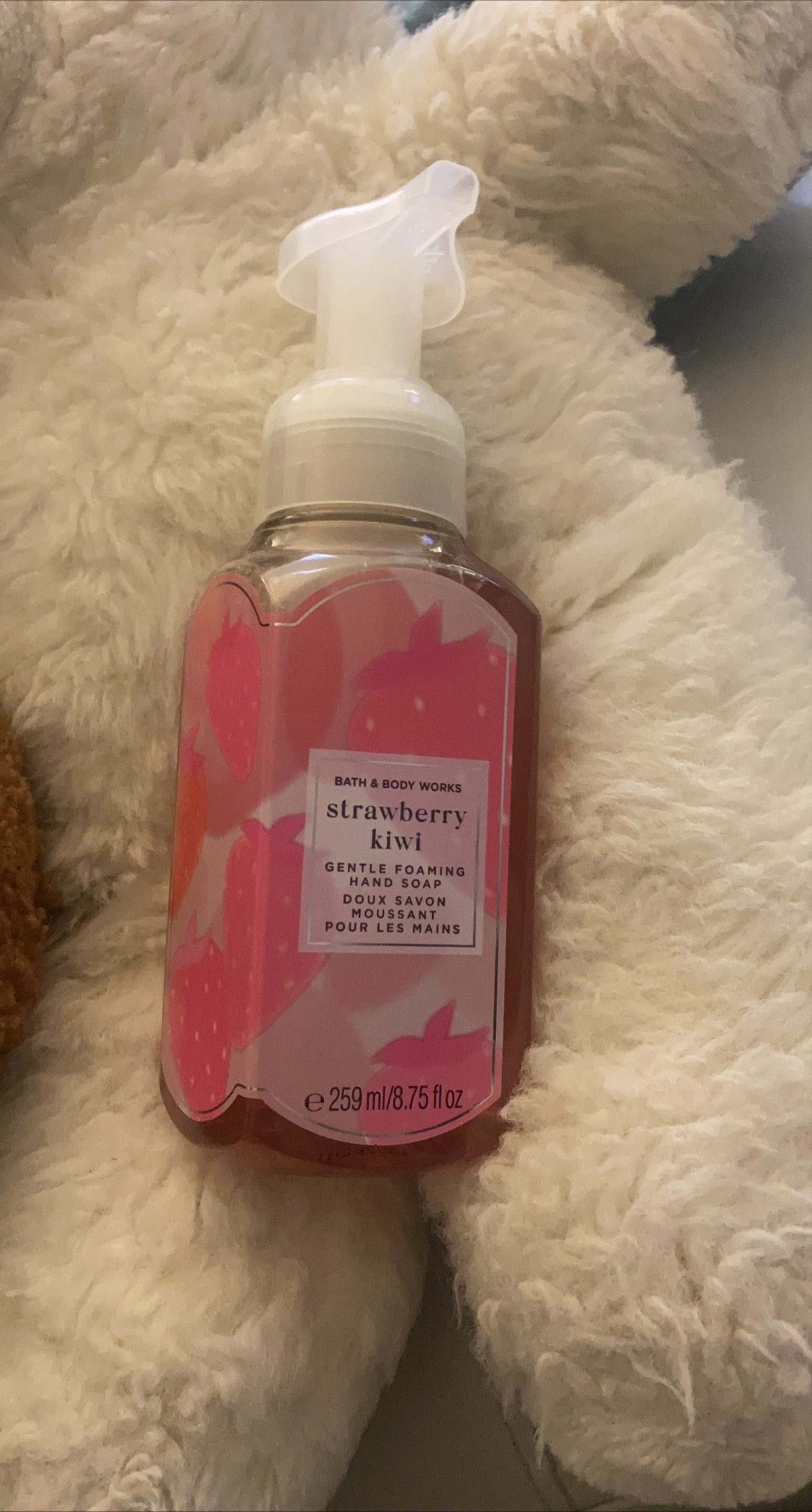 Bath & Body Works Strawberry Kiwi Foaming Hand Soap thumbnail