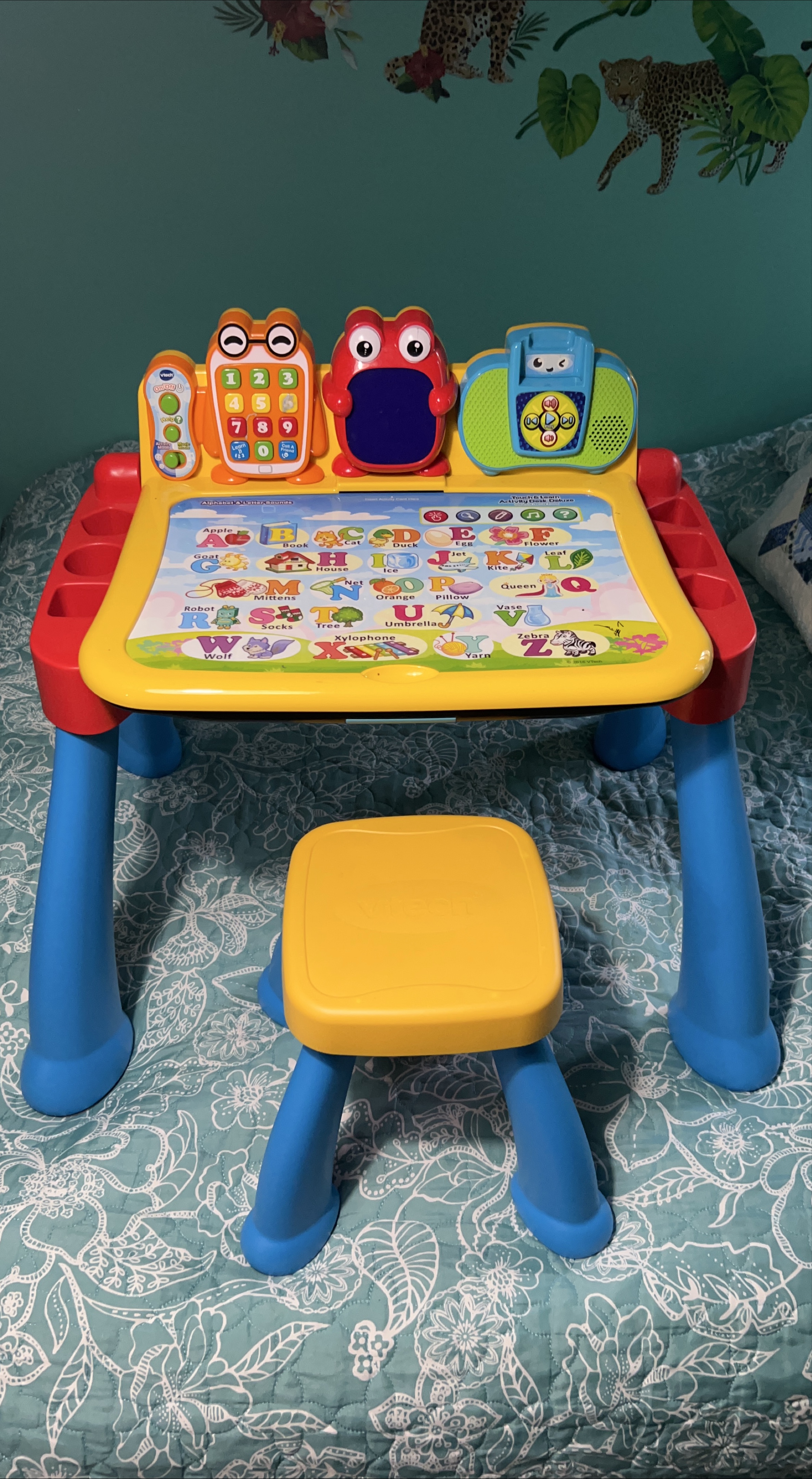 VTech Touch & Learn Activity Desk Deluxe with Chair thumbnail