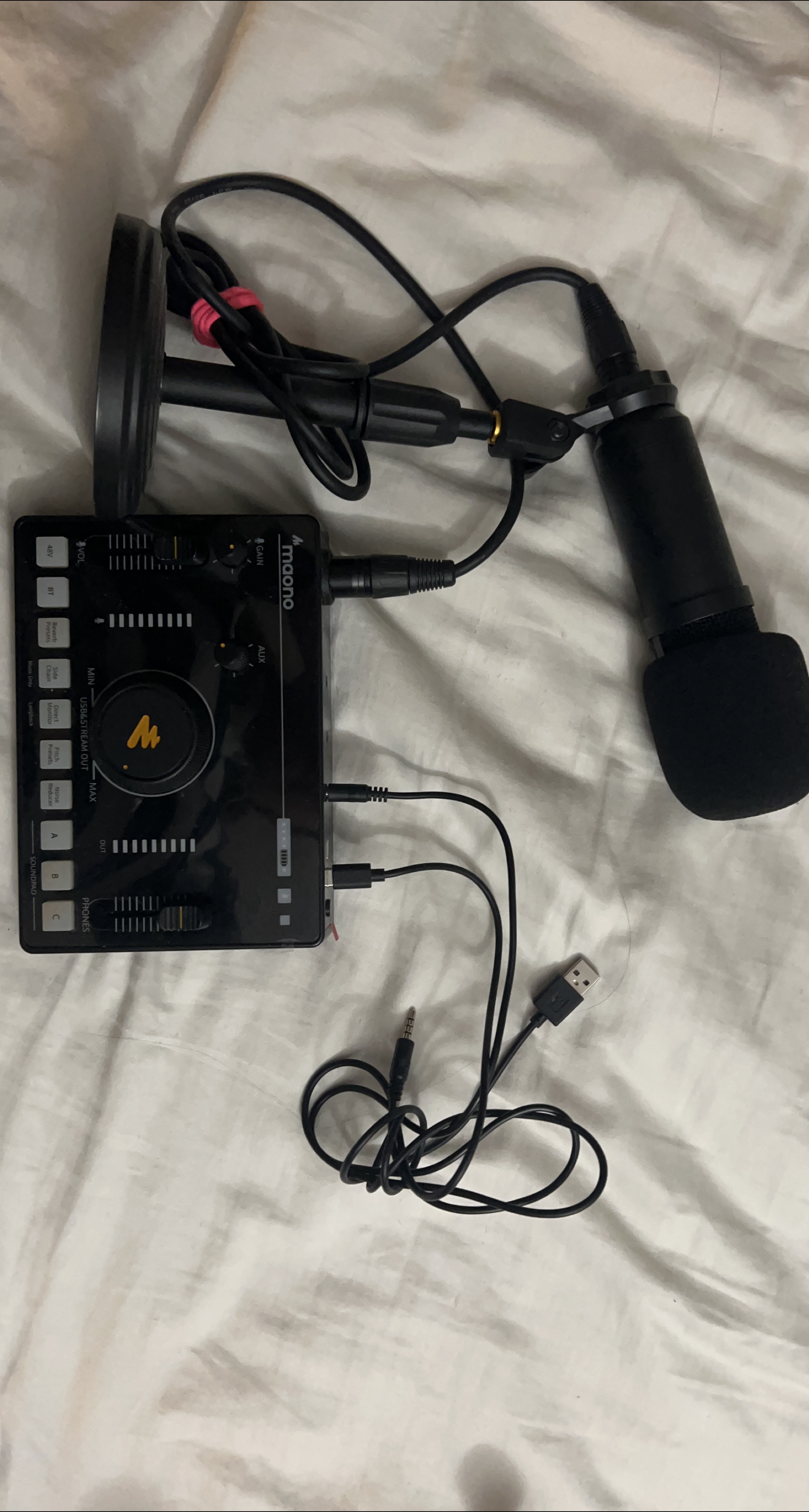 🥕Maono Microphone and Soundpad with Box thumbnail