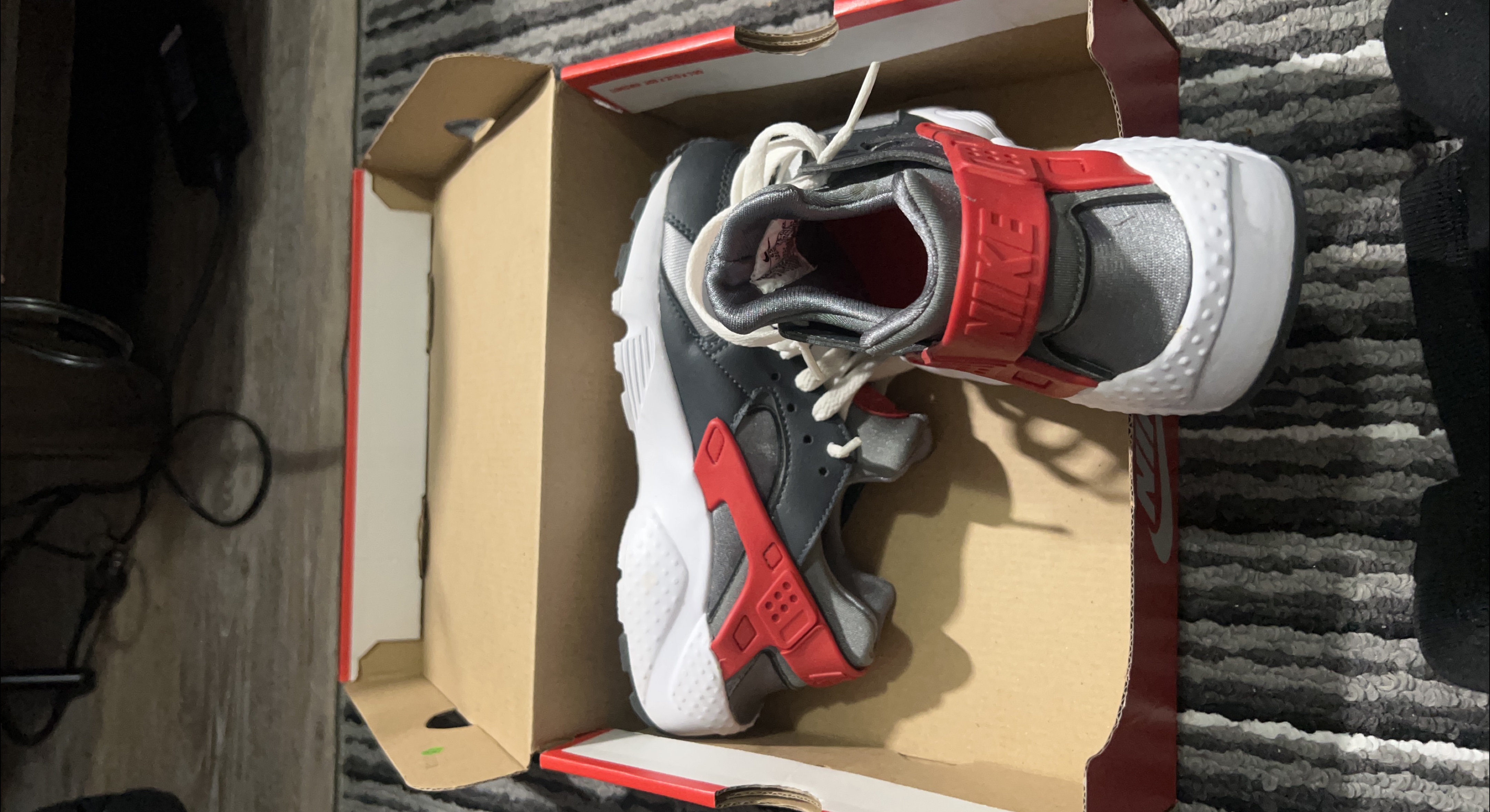 Nike Huarache Shoes with Box thumbnail