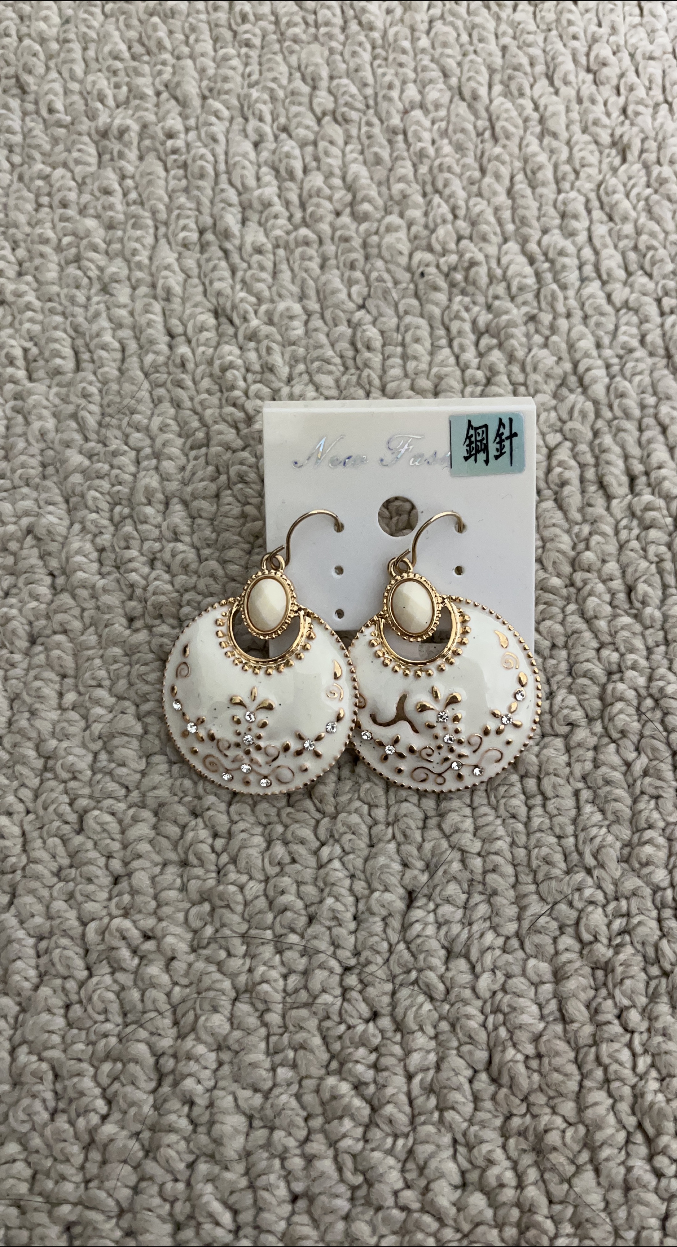 New Fashion Earrings - White & Gold thumbnail