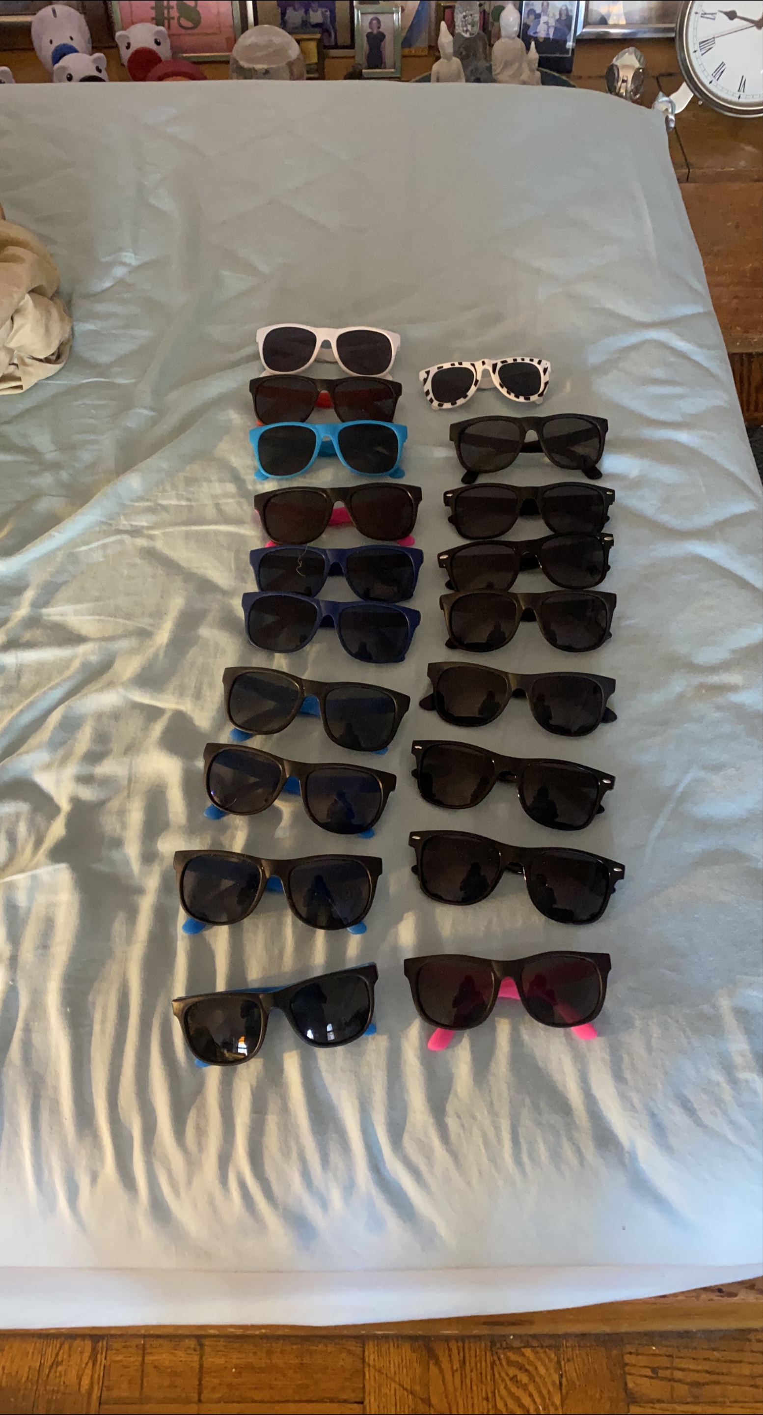 Assorted Sunglasses.  20 pair of fun sunglasses🥕- thumbnail